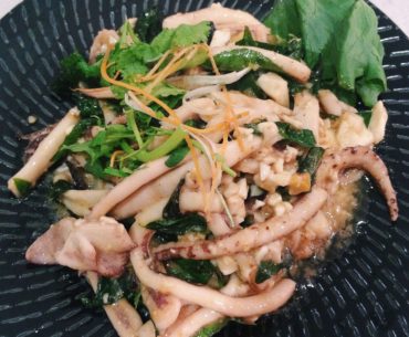 Stir-Fried Squid with Runny Salted Egg - Gin Khao