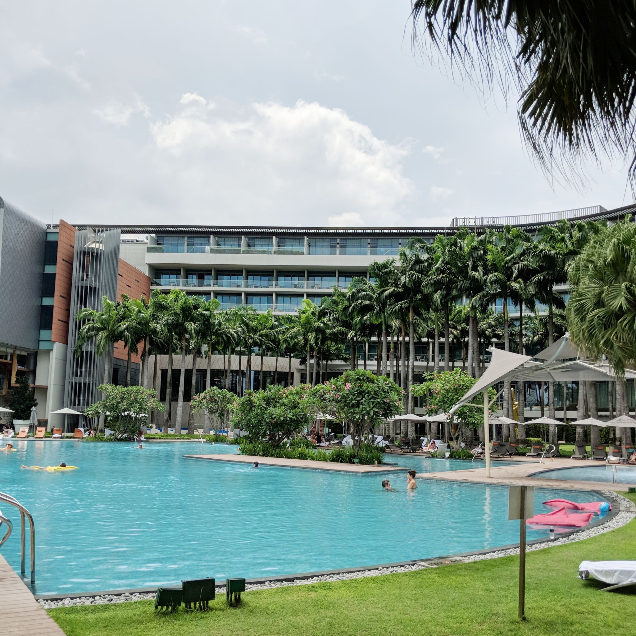 w singapore pool float