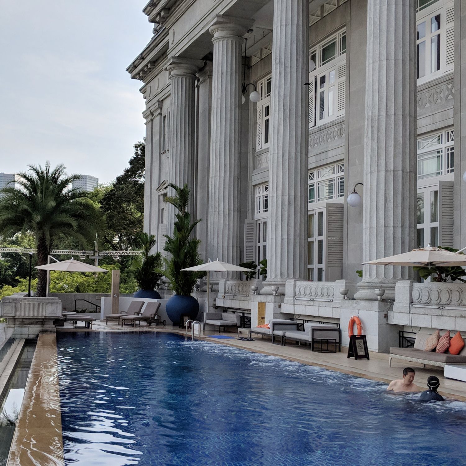 the fullerton hotel singapore pool