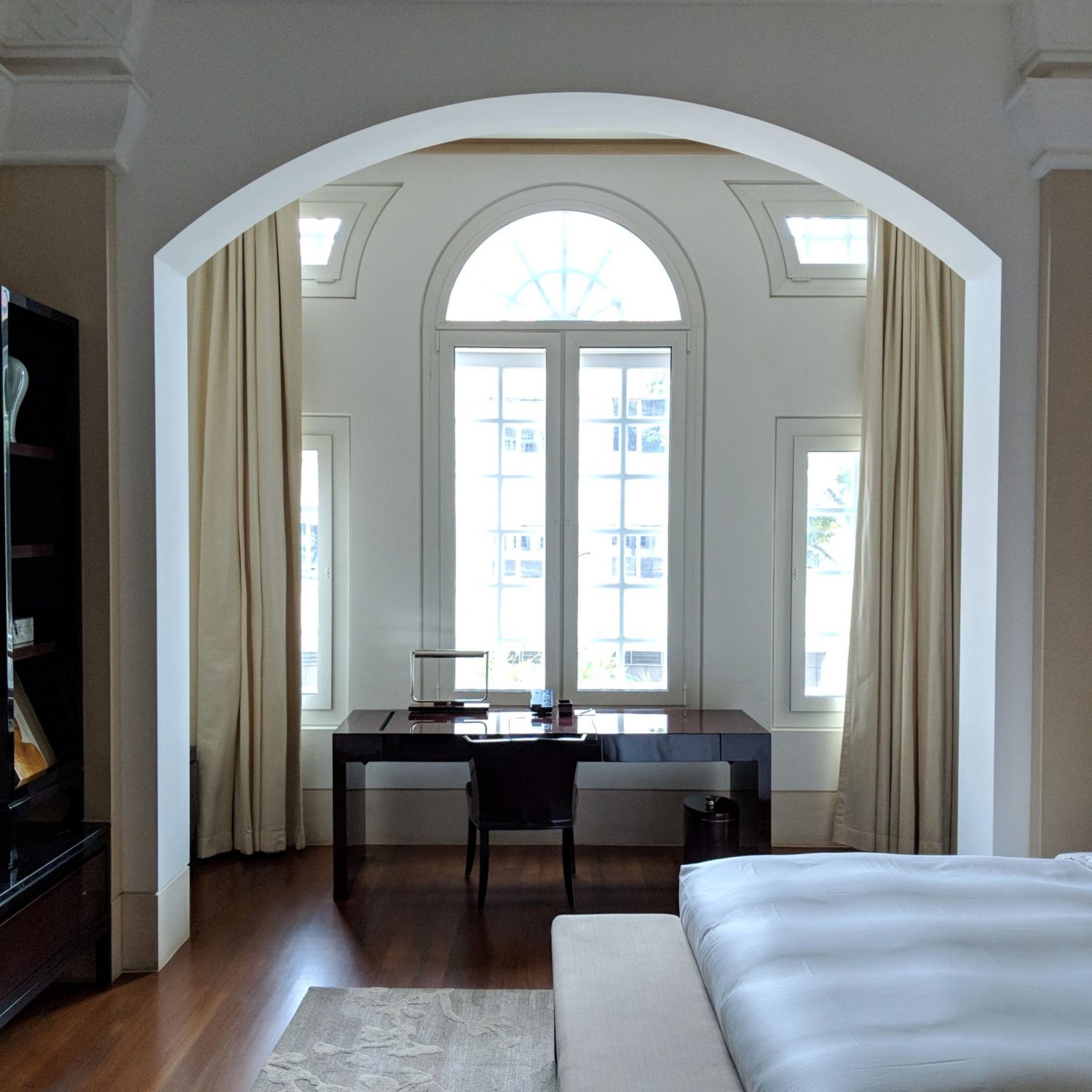 The Capitol Kempinski Hotel Singapore stamford suite bedroom