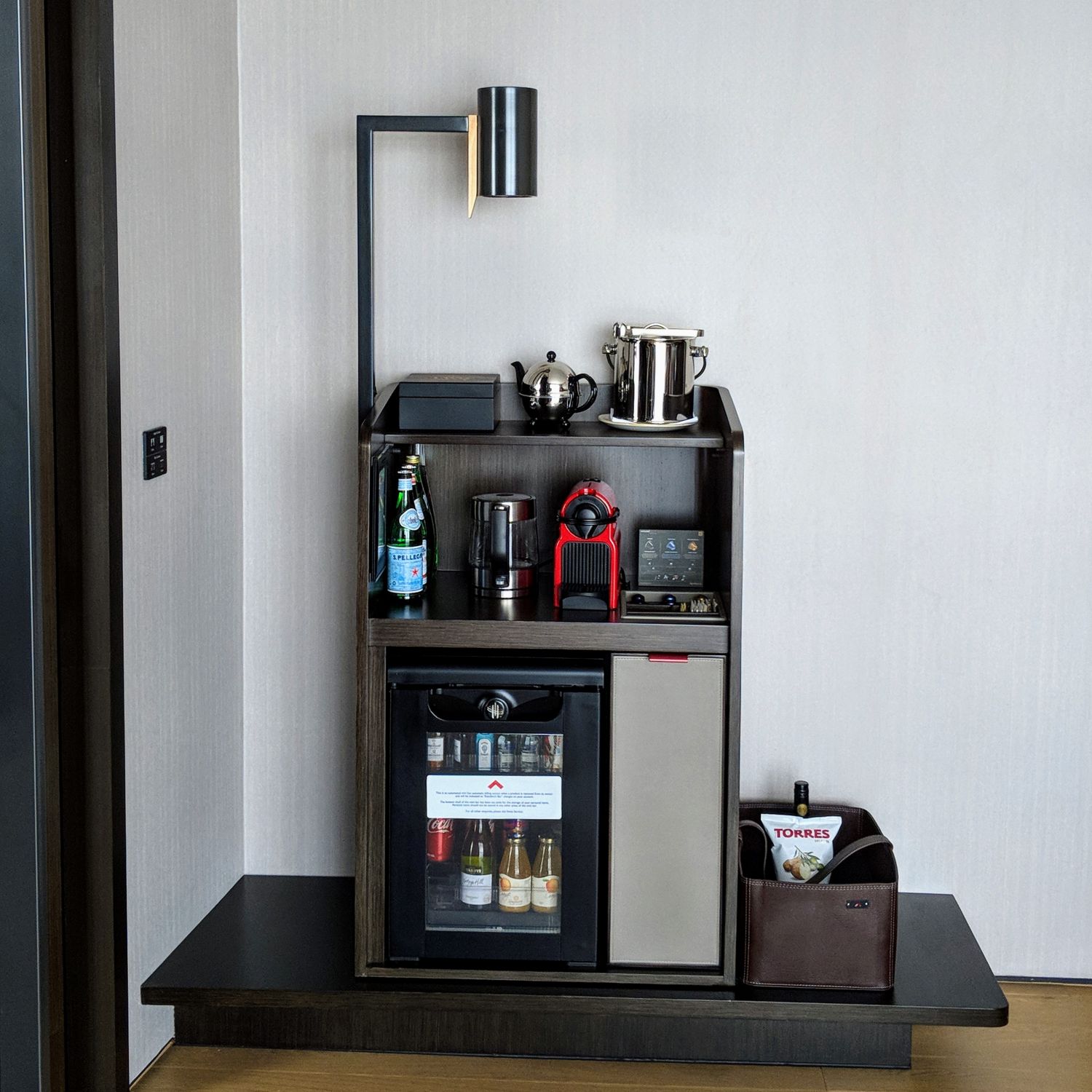 swissotel the stamford crest suite pantry