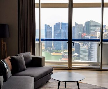 swissotel the stamford crest suite living room