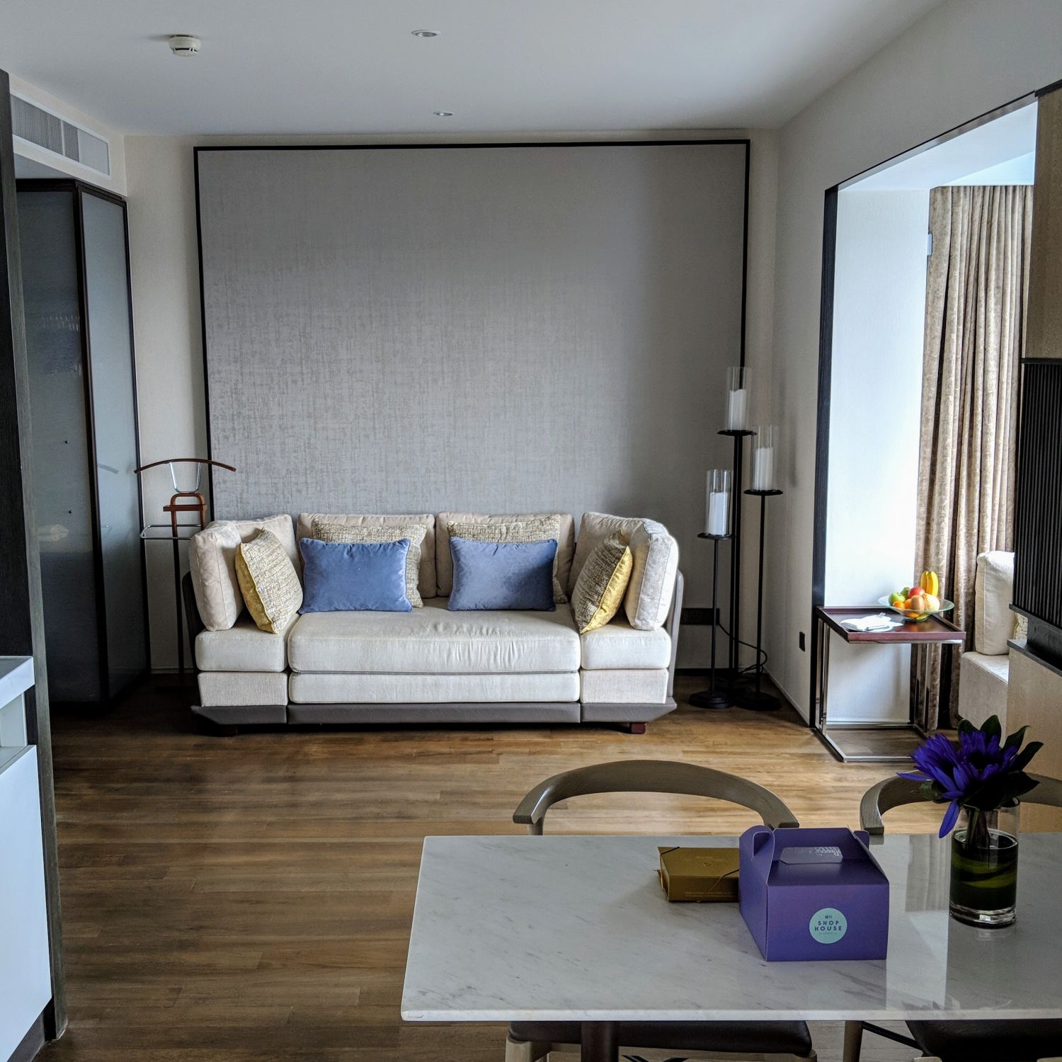 Shangri-La Hotel Singapore Horizon Club Junior Suite Living Room