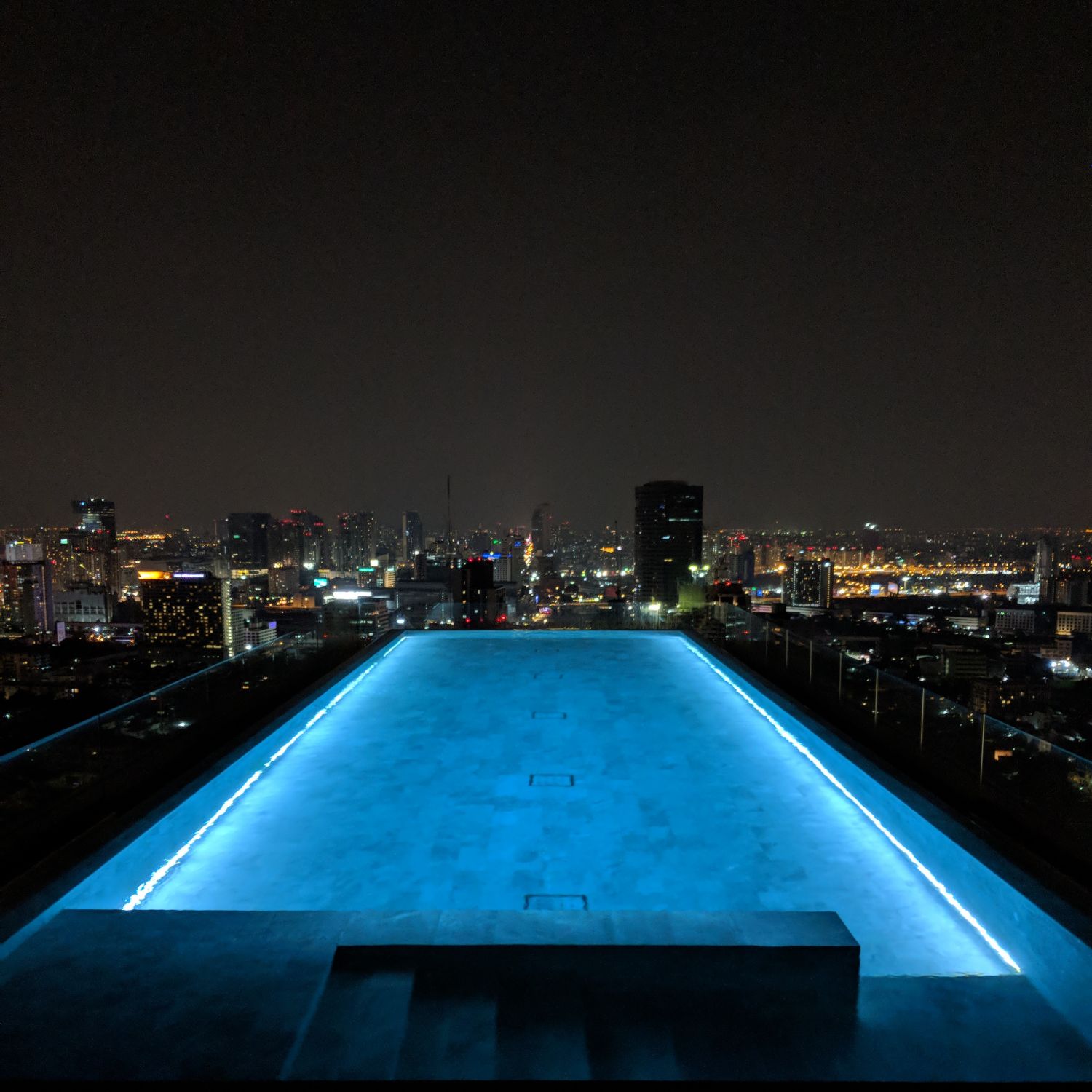 137 pillars hotel sukhumvit bangkok rooftop infinity pool