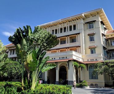 raffles hotel le royal phnom penh entrance
