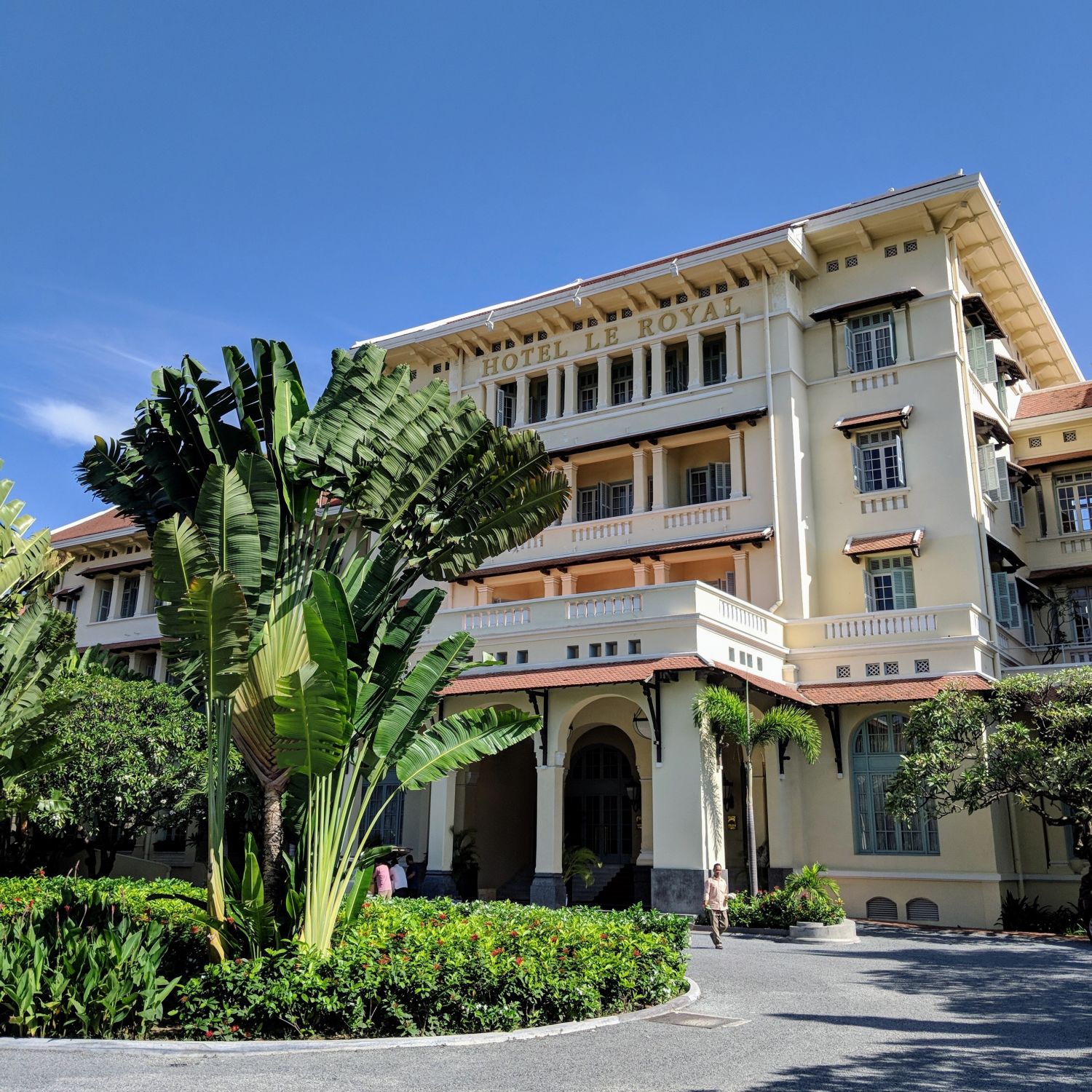 raffles hotel le royal phnom penh entrance