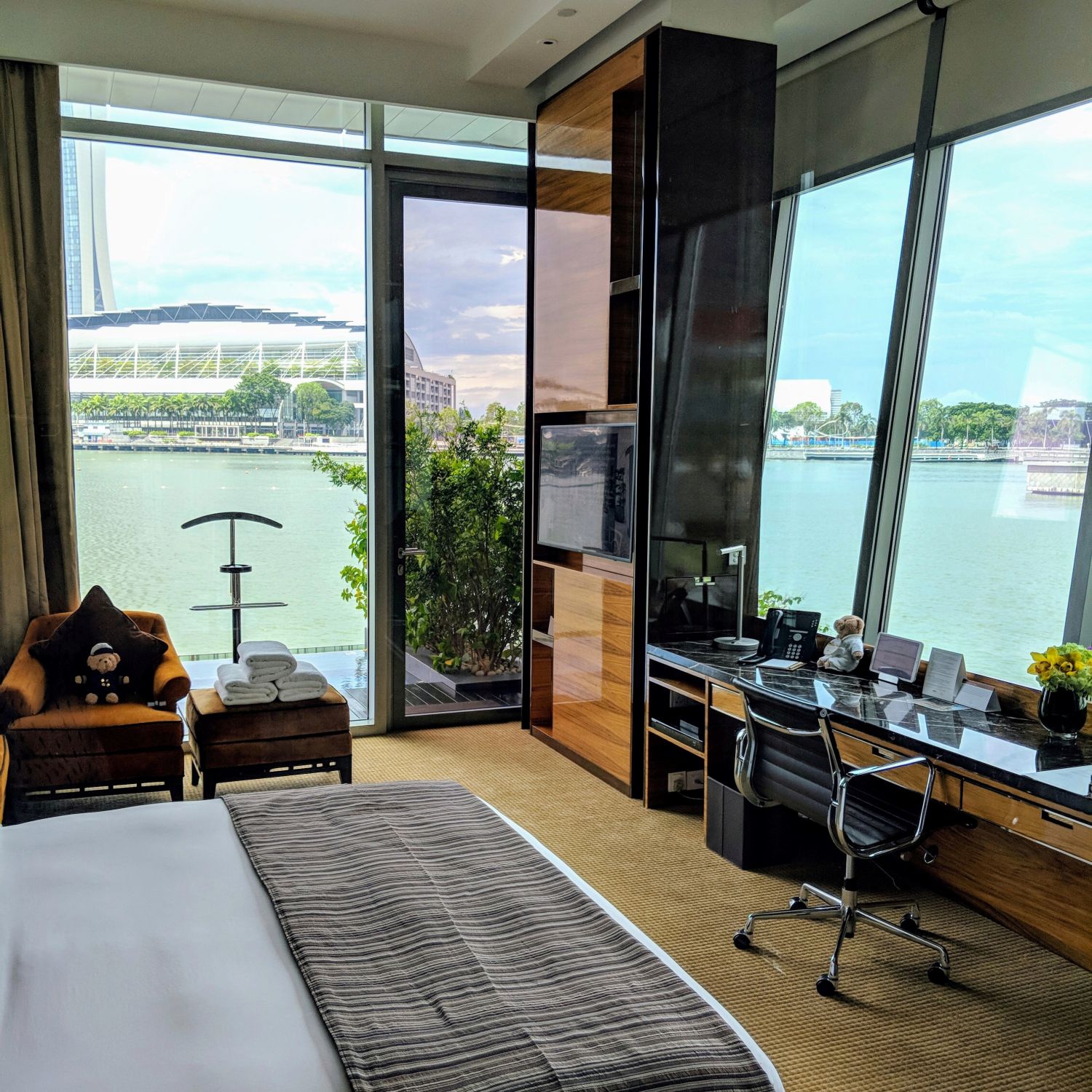 The Fullerton Bay Hotel Singapore Premier Bay View Room with Jacuzzi