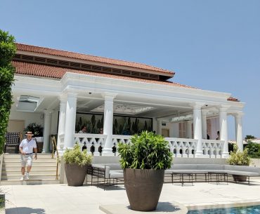 raffles hotel singapore swimming pool