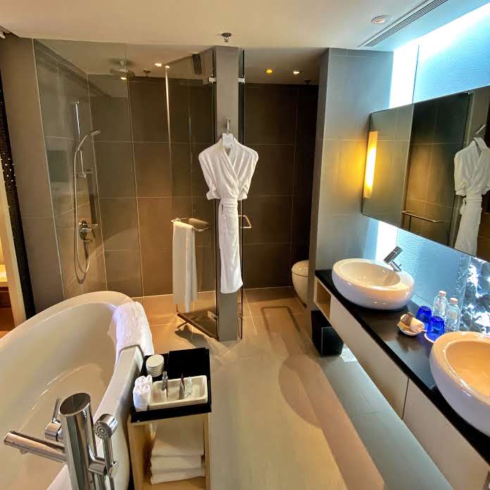 Singapore Marriott Tang Plaza Hotel Pool Terrace Room Bathroom