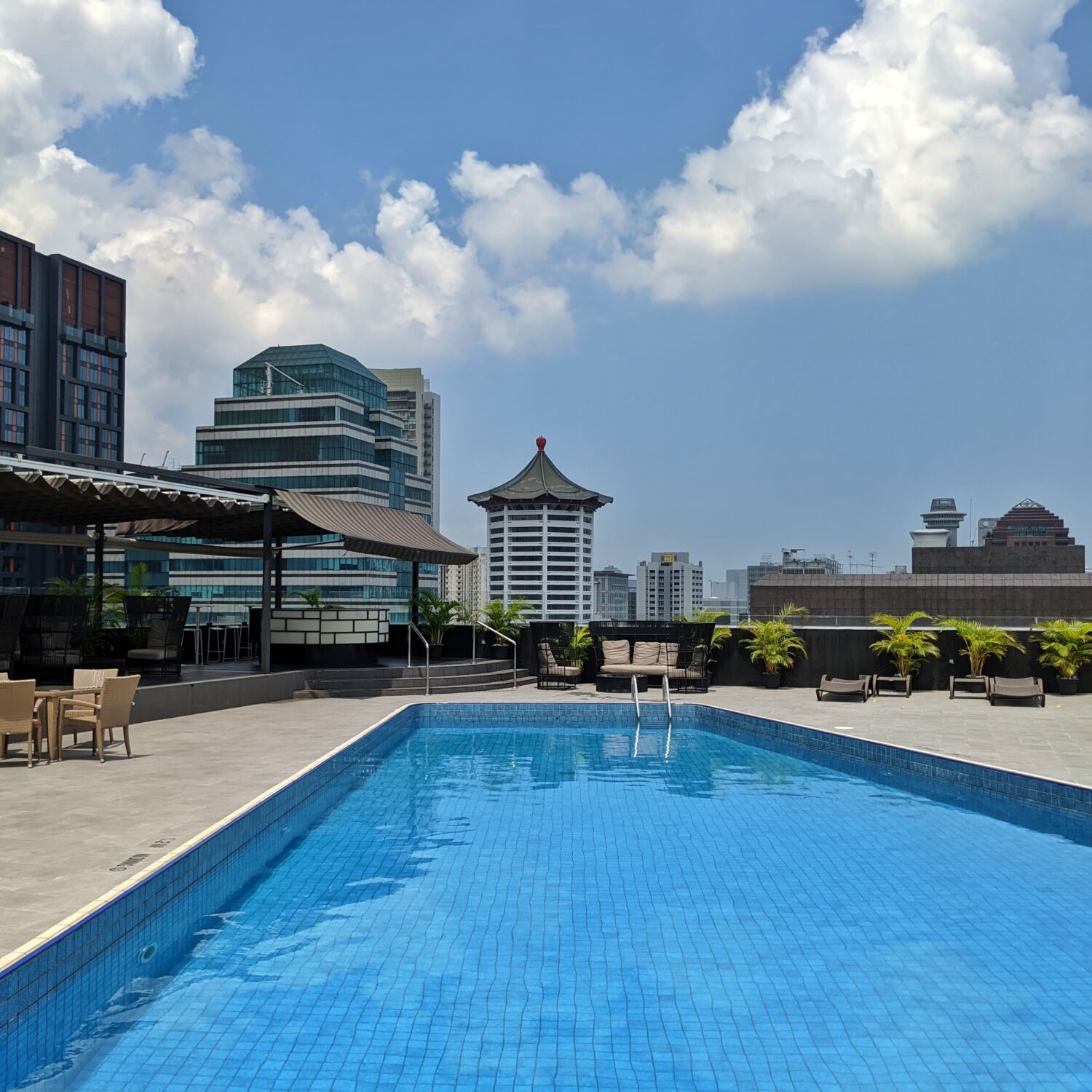 Hilton Singapore Swimming Pool