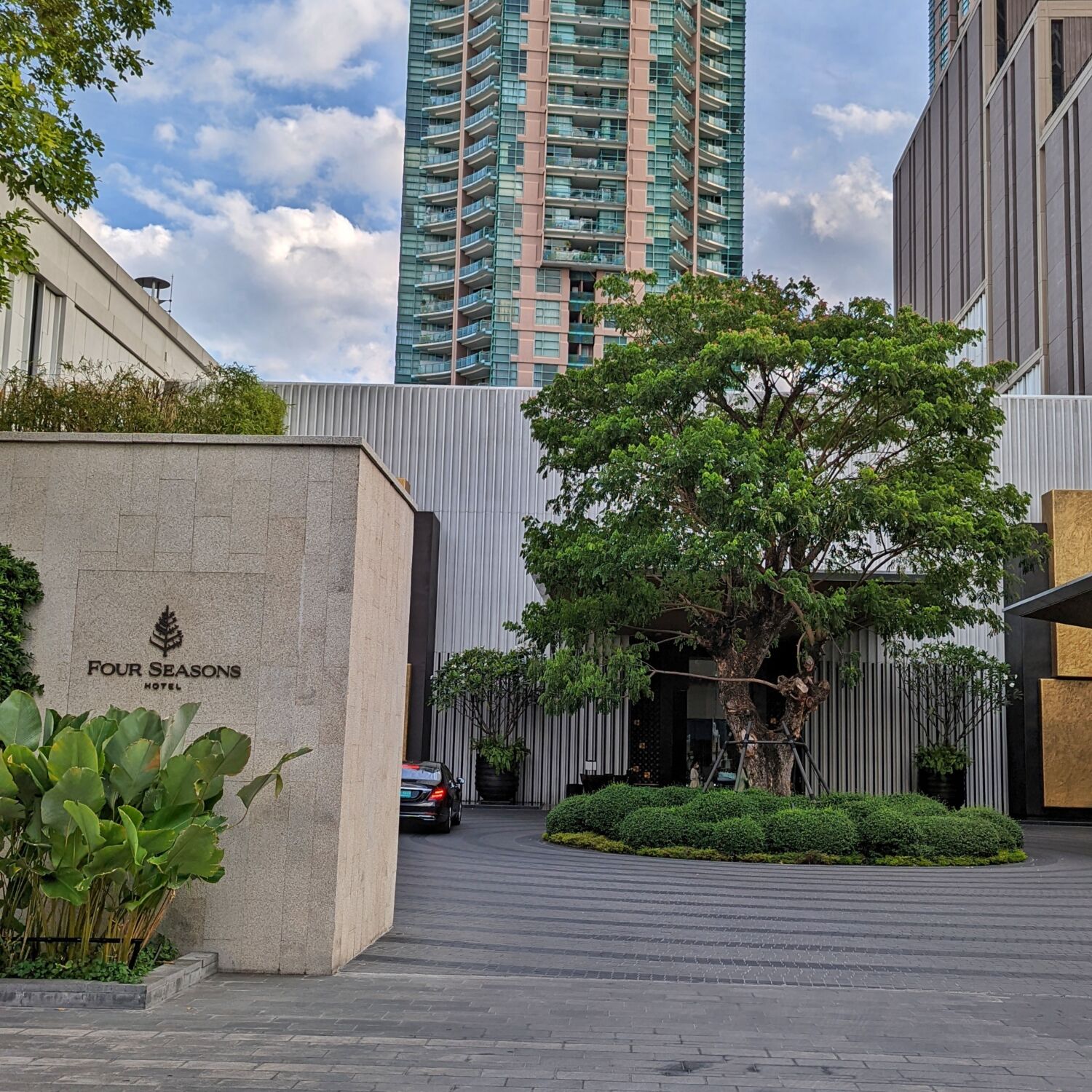 Four Seasons Hotel Bangkok at Chao Phraya River Entrance