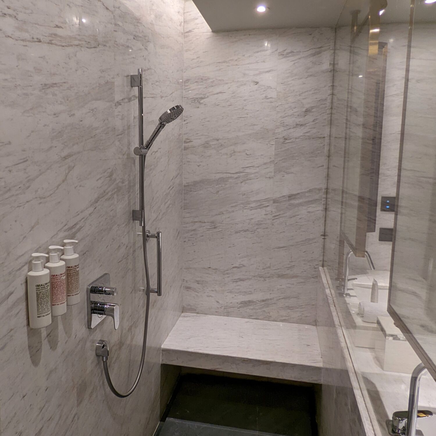 Hoiana Hotels & Suites Deluxe Ocean View Suite Bathroom