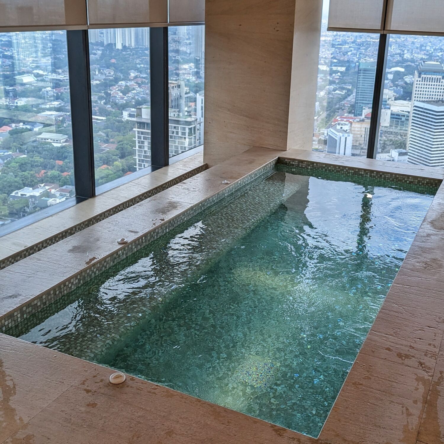 The Langham, Jakarta 63F Hot Tub
