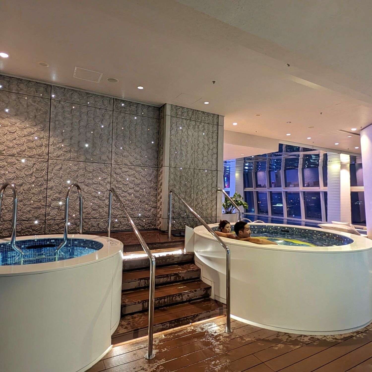 The Ritz-Carlton, Hong Kong Swimming Pool Whirlpools