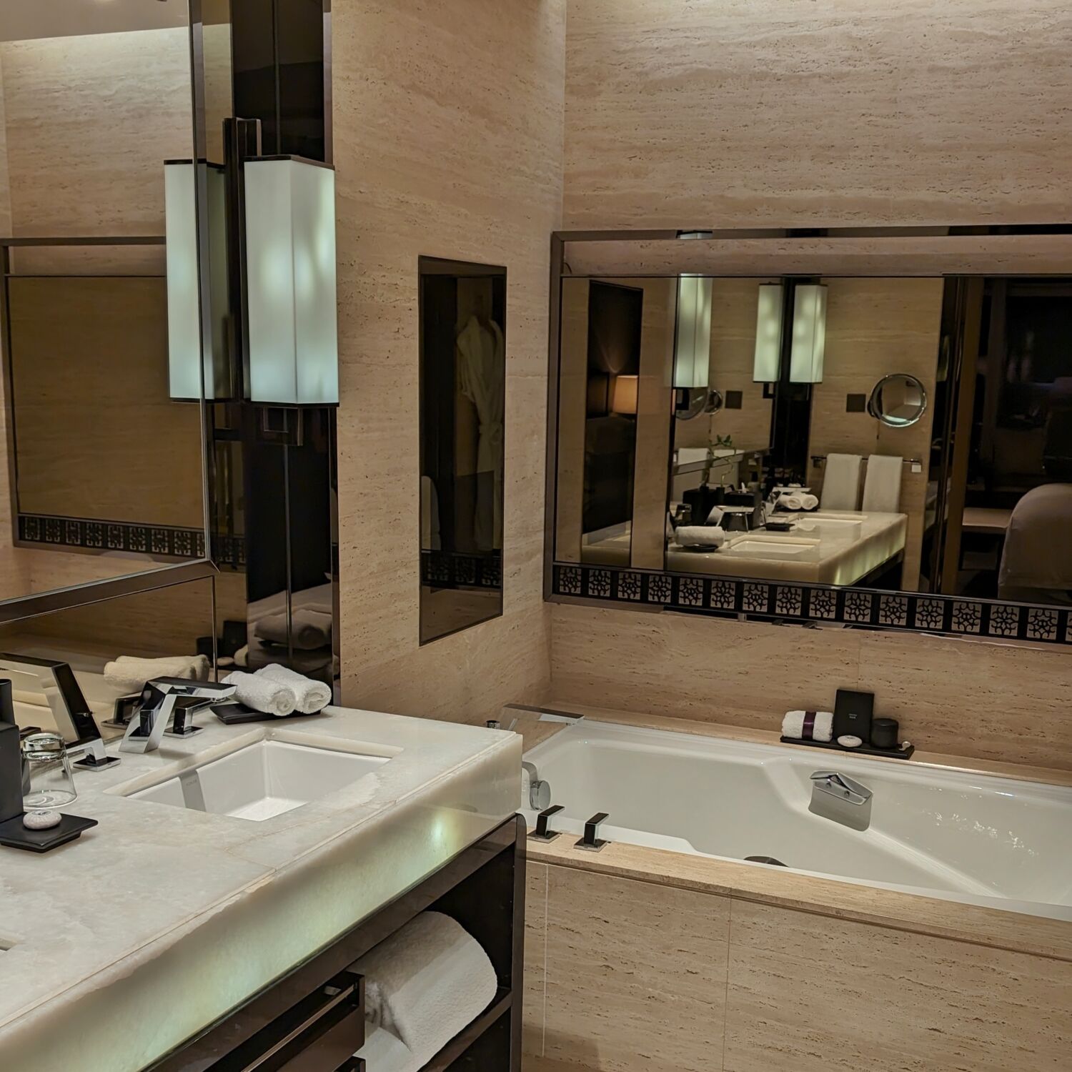 The Ritz-Carlton, Hong Kong Club Deluxe Seaview Bathroom