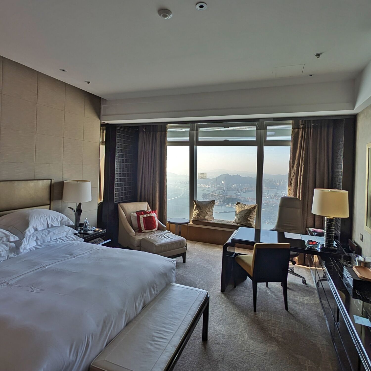 The Ritz-Carlton, Hong Kong Club Deluxe Seaview