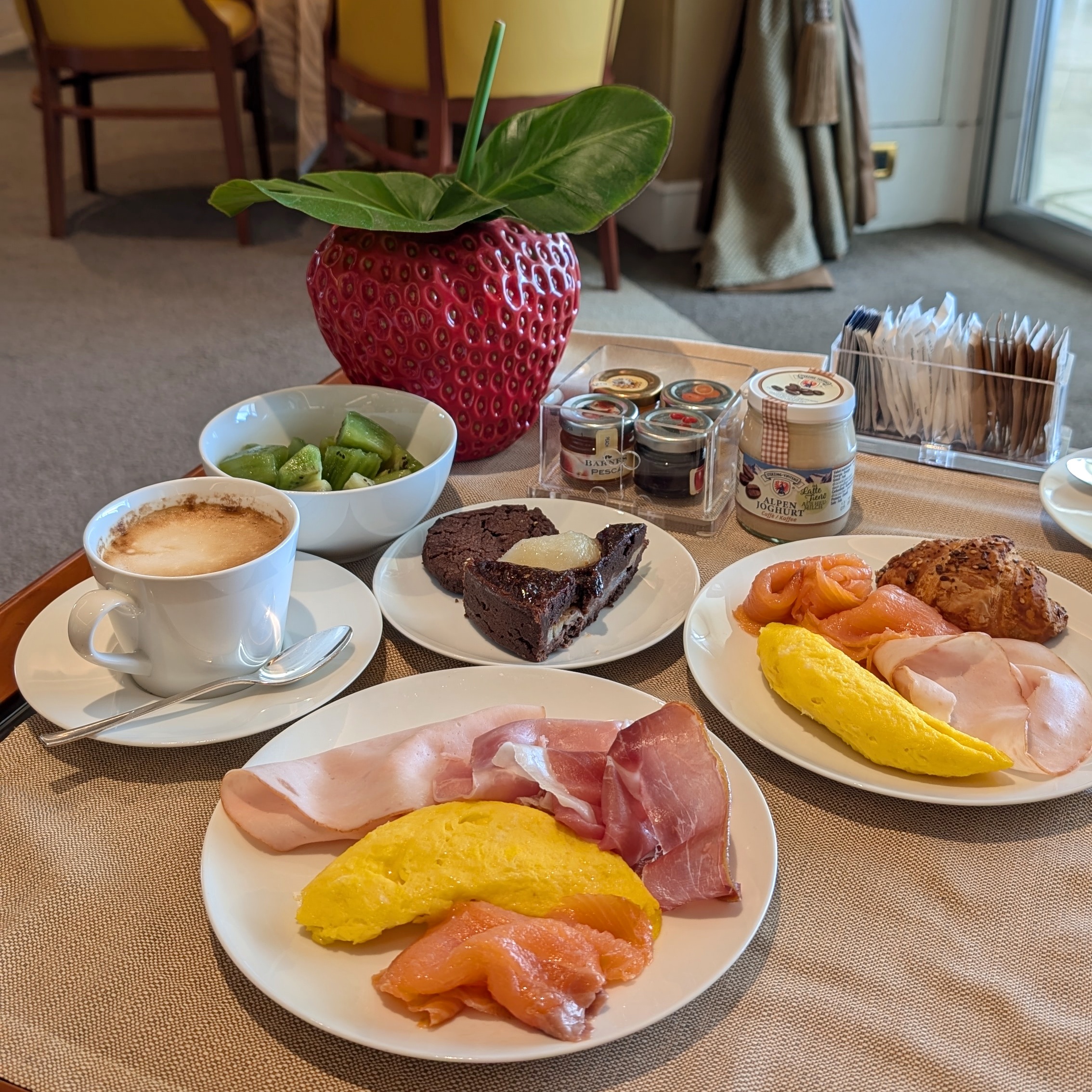 Rome Cavalieri, A Waldorf Astoria Hotel Imperial Club Breakfast