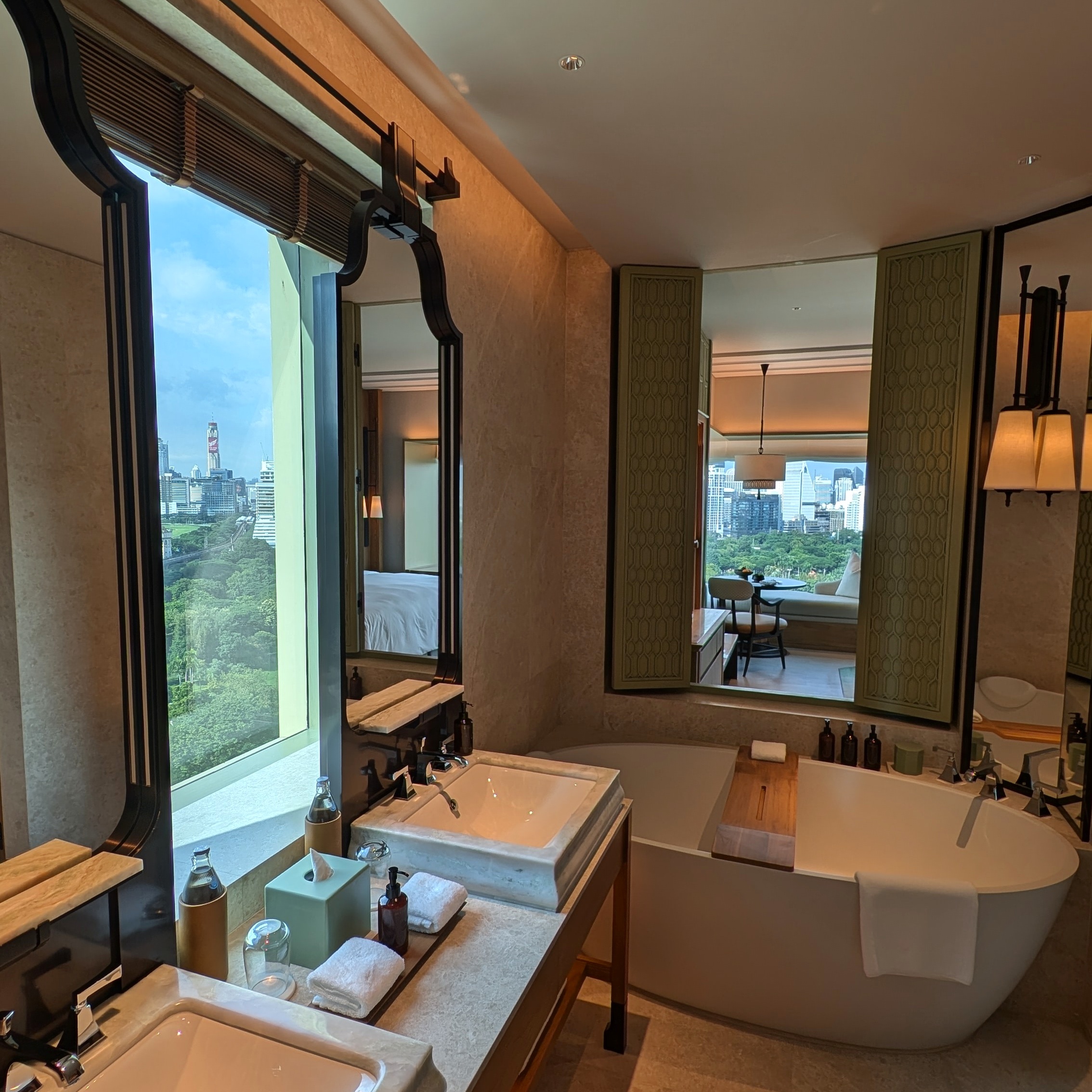 Dusit Thani Bangkok Deluxe Corner Bathroom