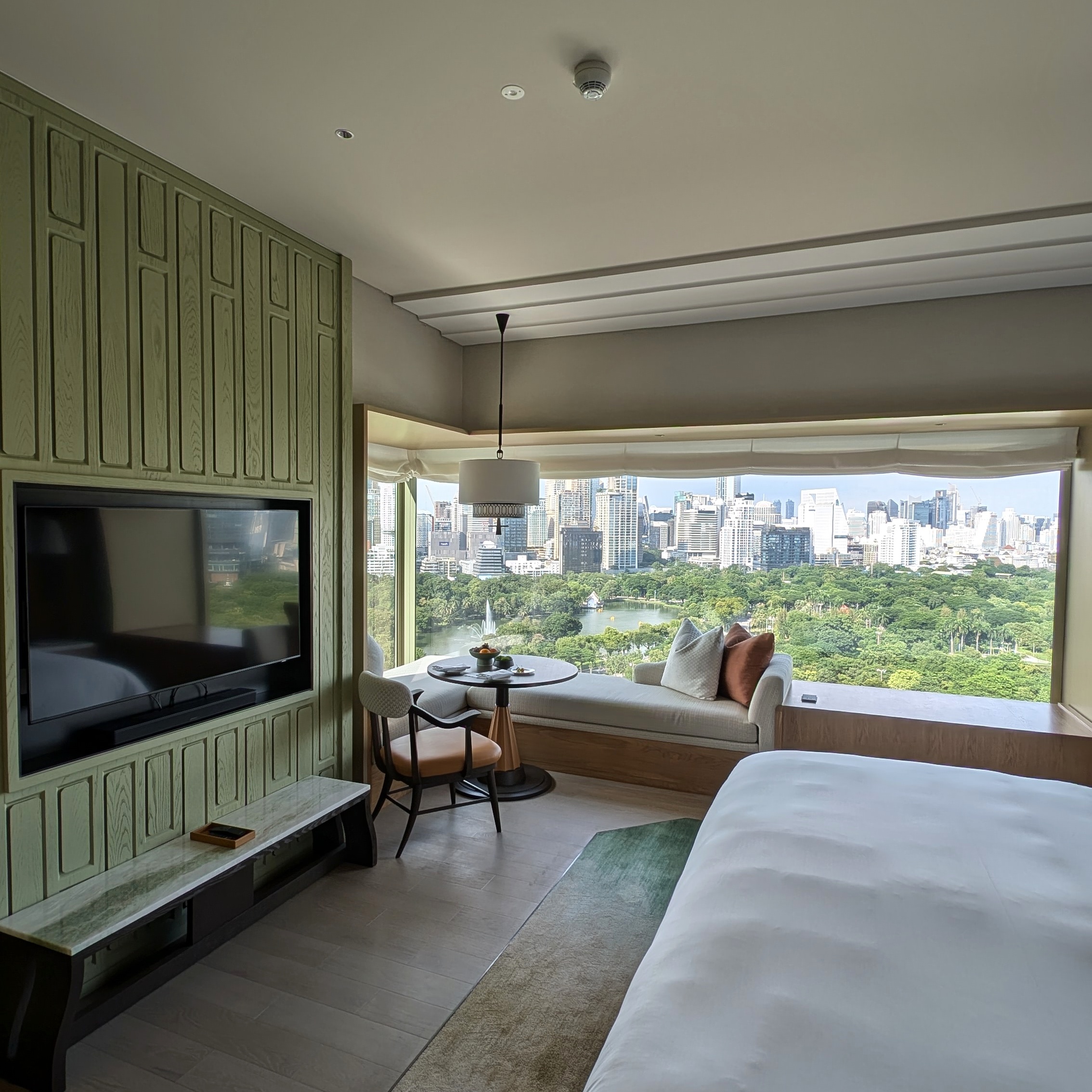 Dusit Thani Bangkok Deluxe Corner Bedroom