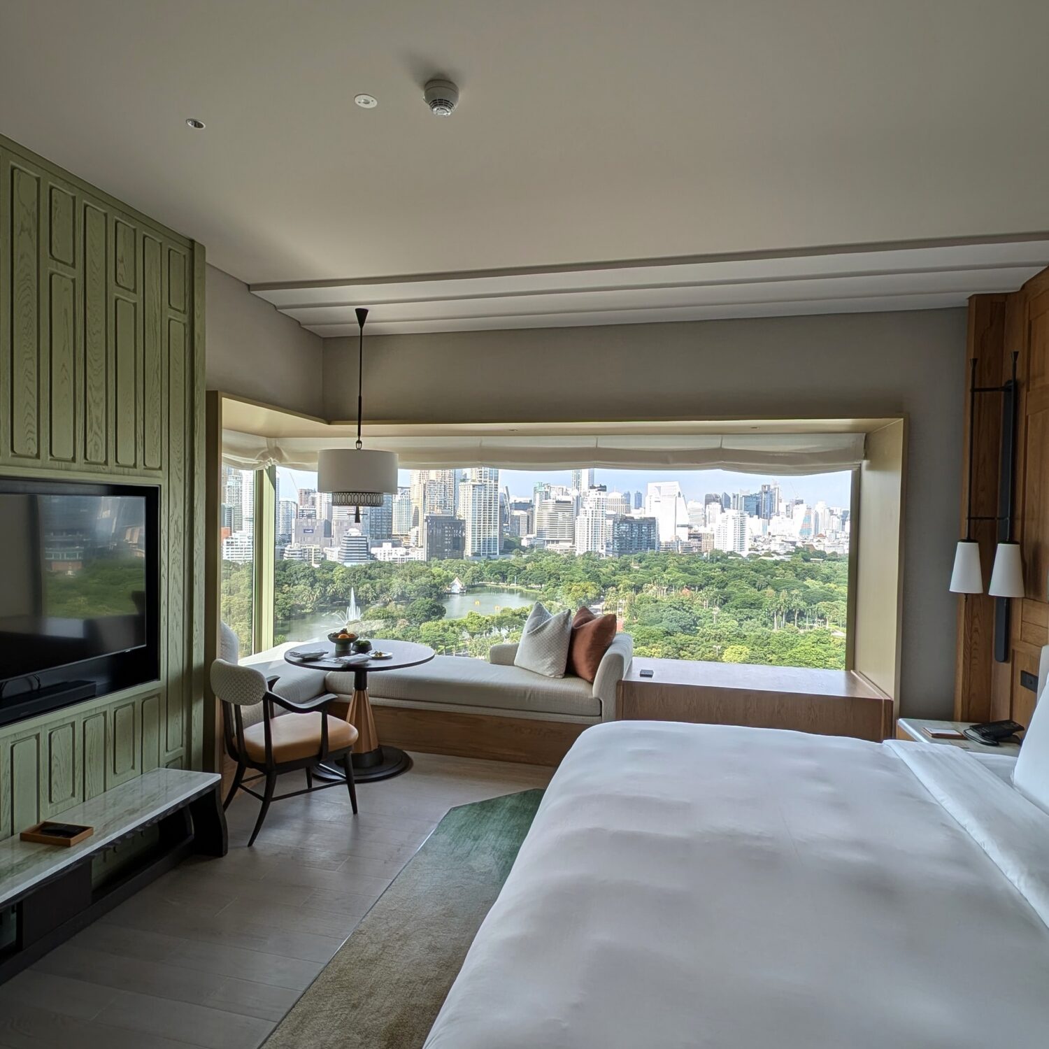 Dusit Thani Bangkok Deluxe Corner Bedroom