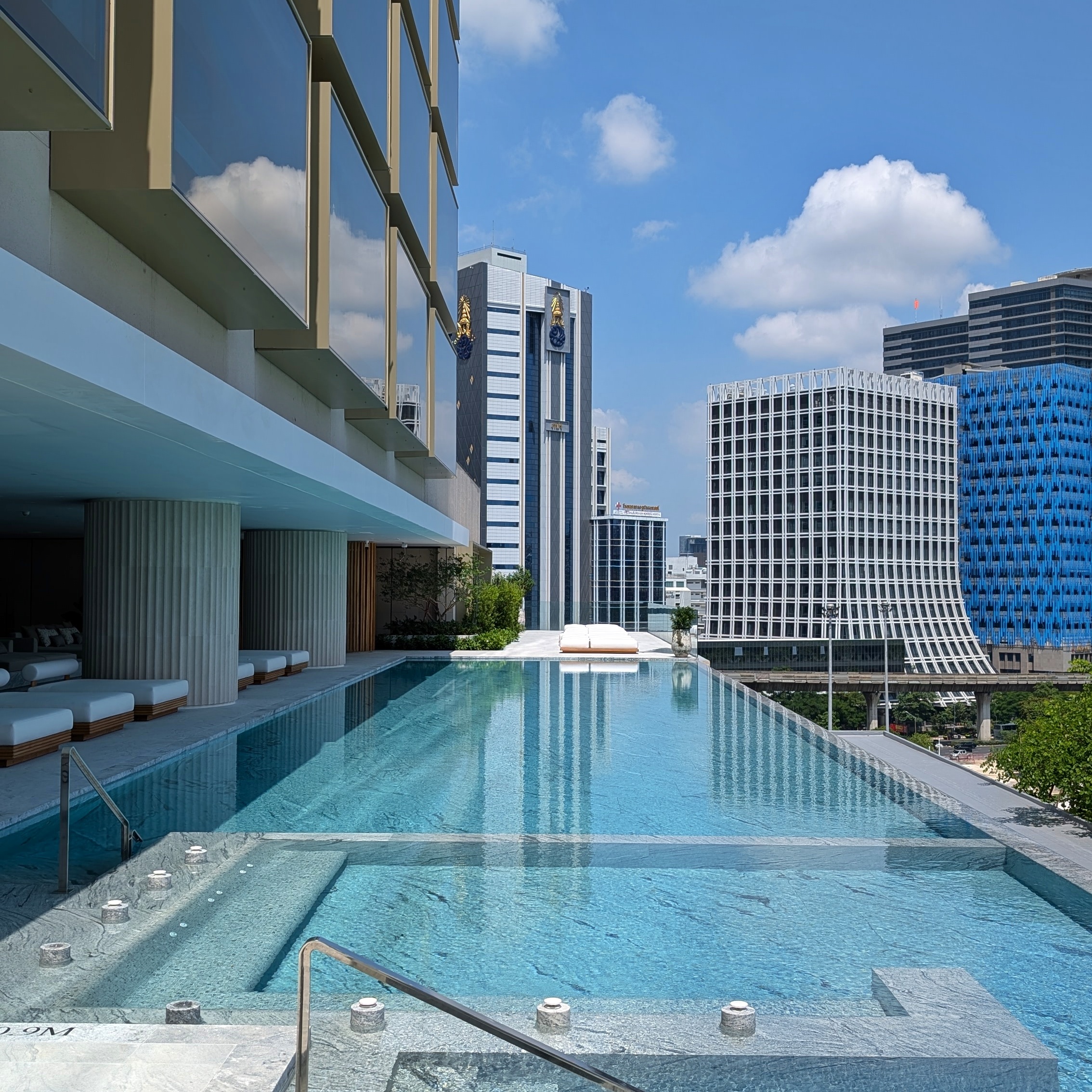 Dusit Thani Bangkok Swimming Pool