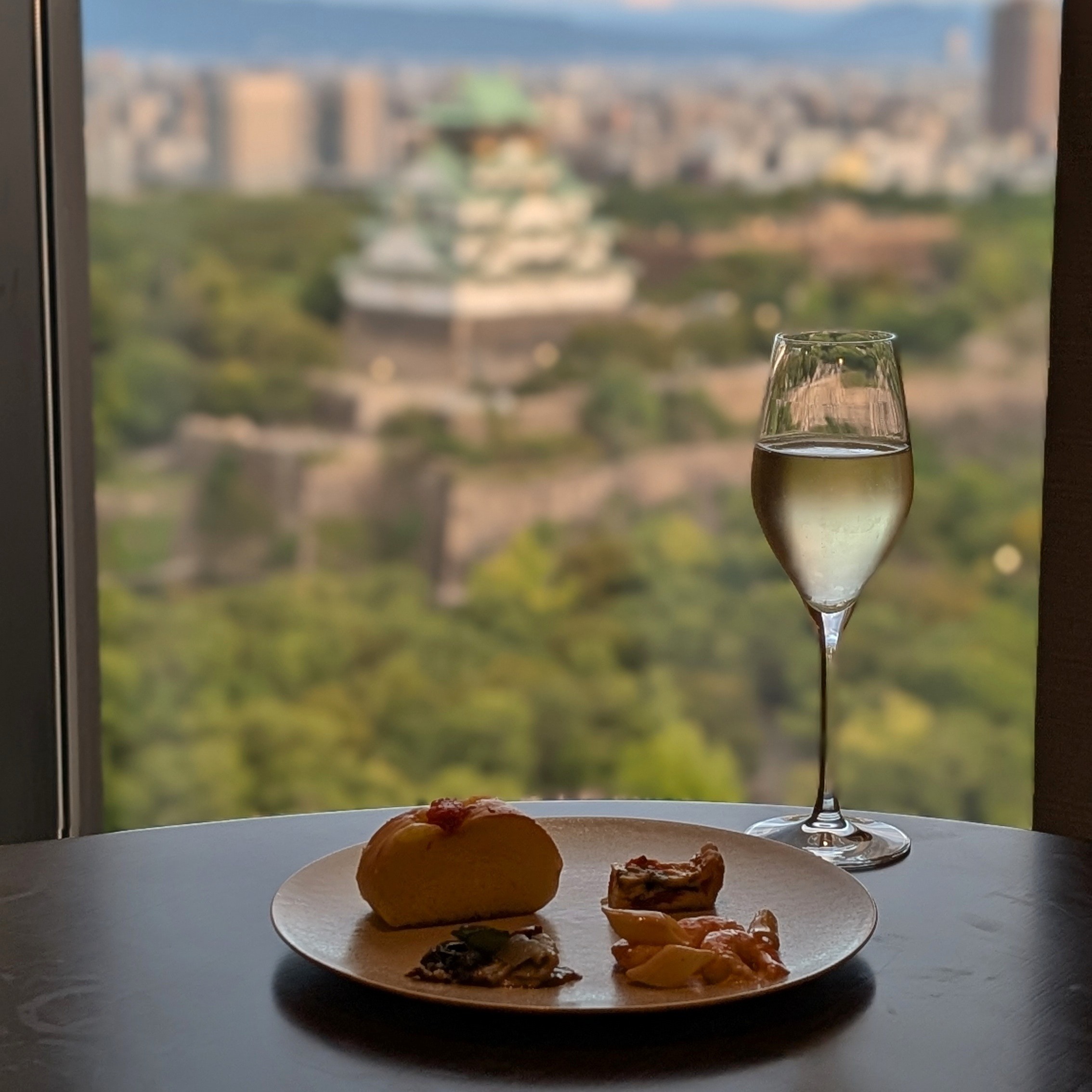 DoubleTree by Hilton Osaka Castle Executive Lounge Evening Cocktails