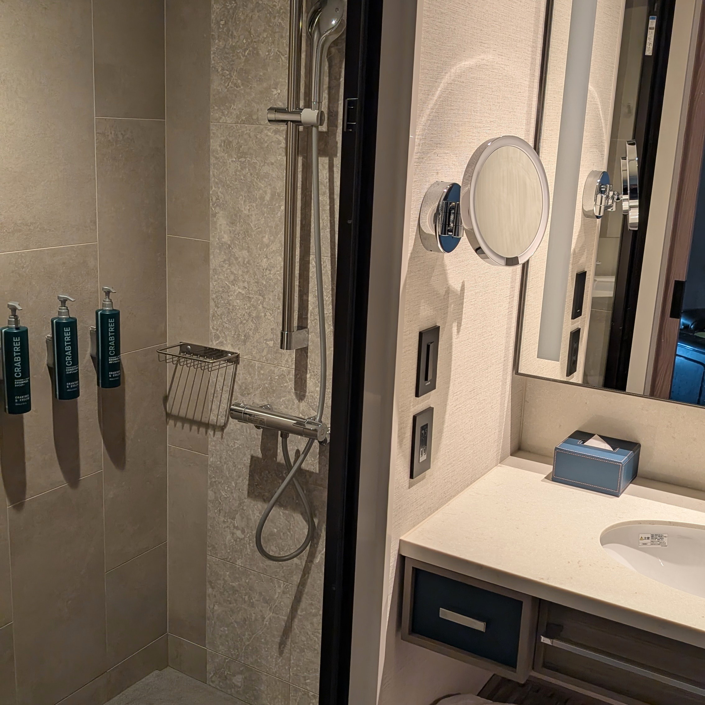 DoubleTree by Hilton Osaka Castle King Executive Room Castle View Bathroom