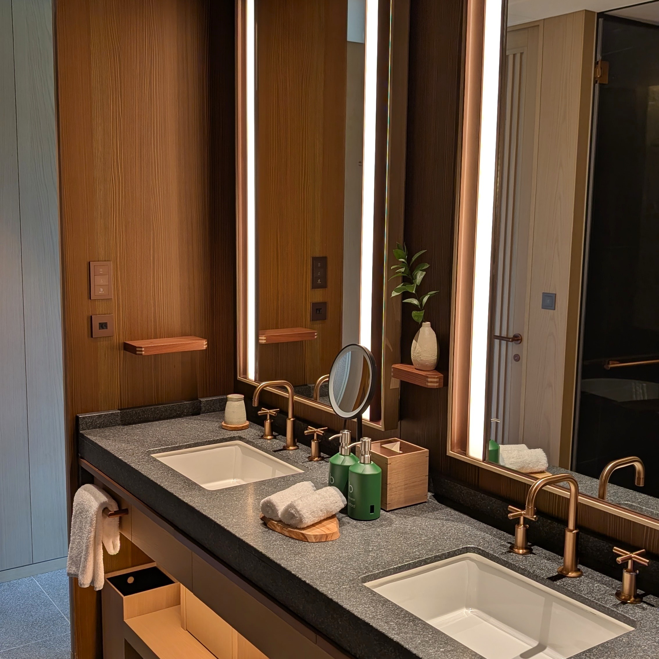 Patina Osaka Deluxe Room King Osaka Castle View Bathroom