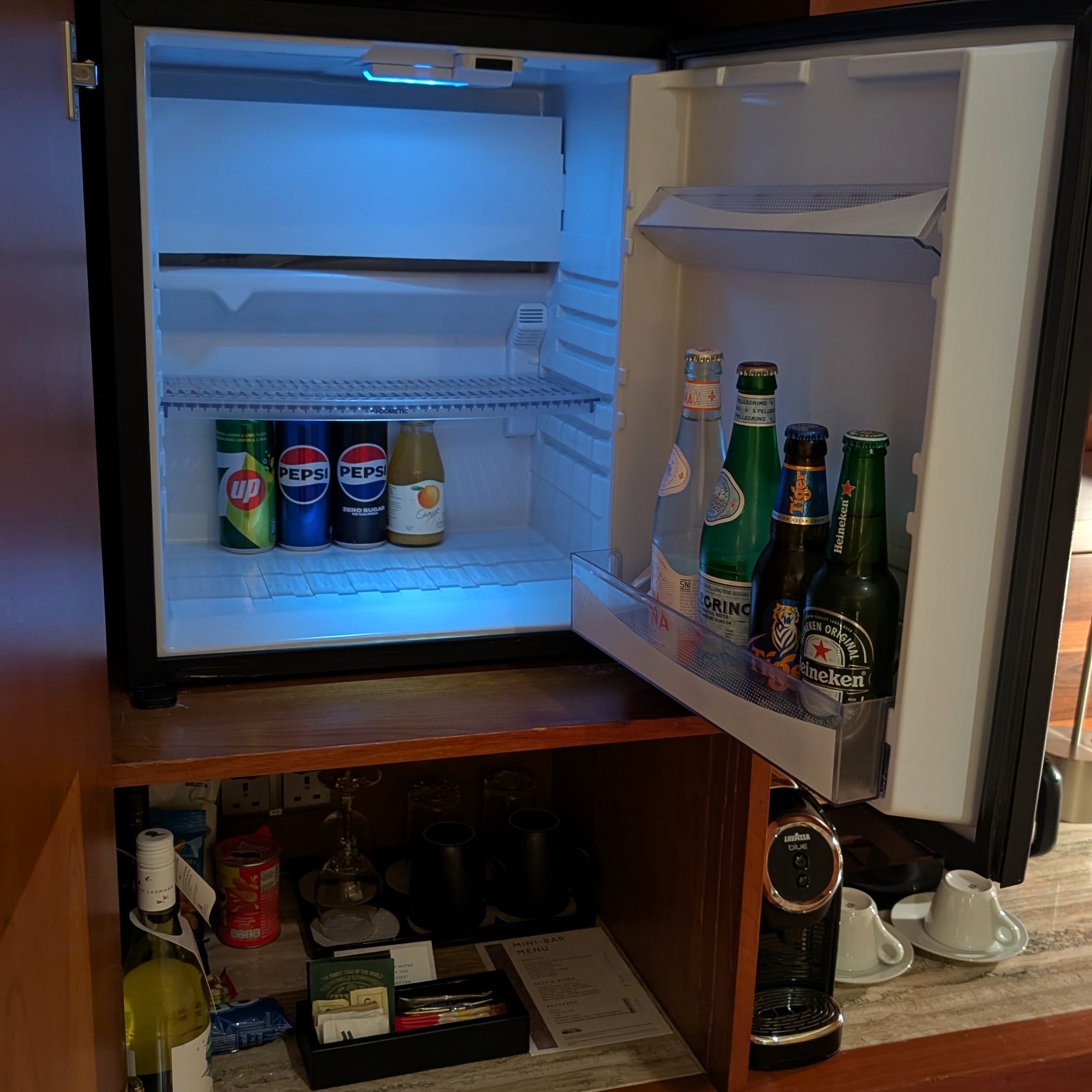 Singapore Marriott Tang Plaza Hotel Premier Suite Minibar