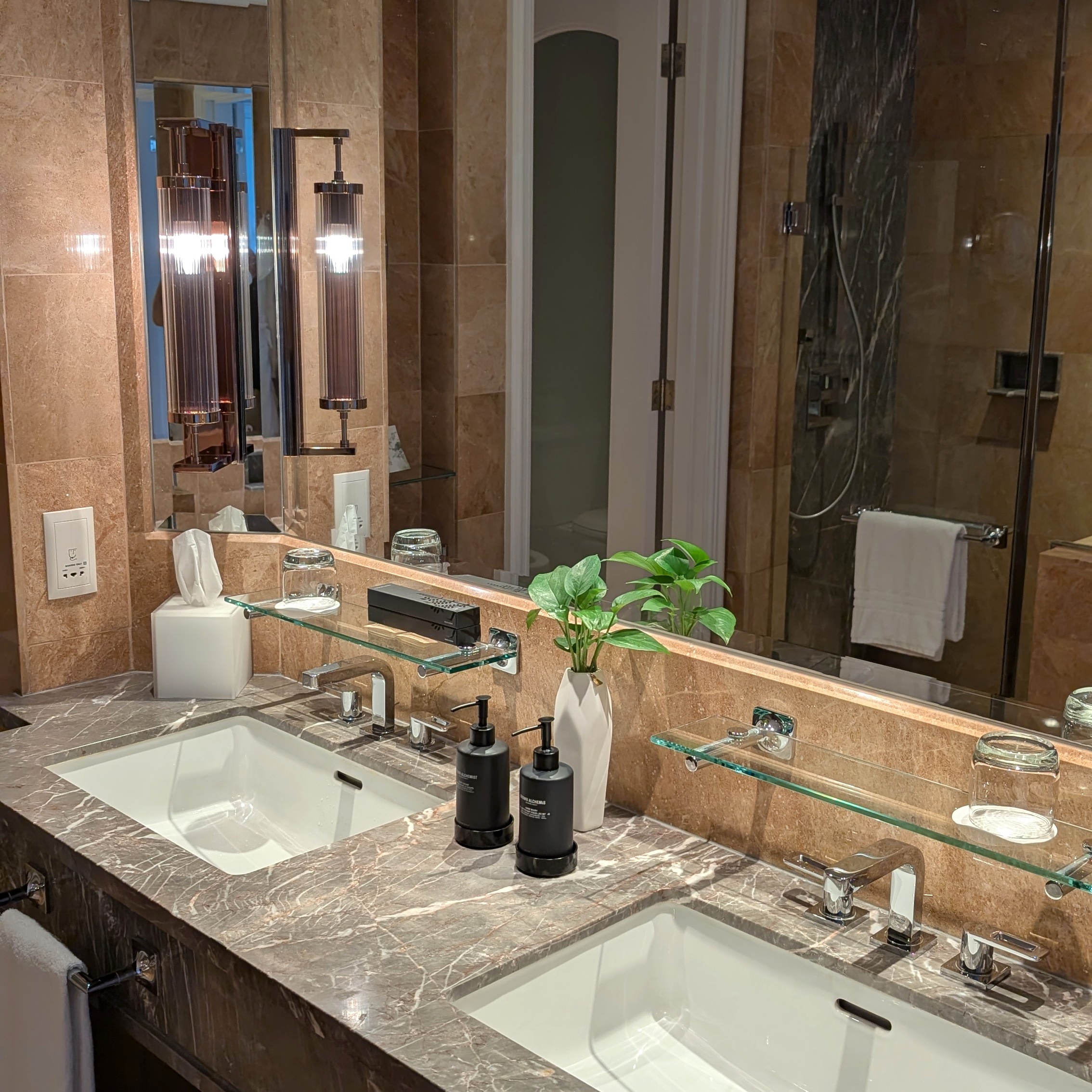 Four Seasons Hotel Singapore Club Room Bathroom