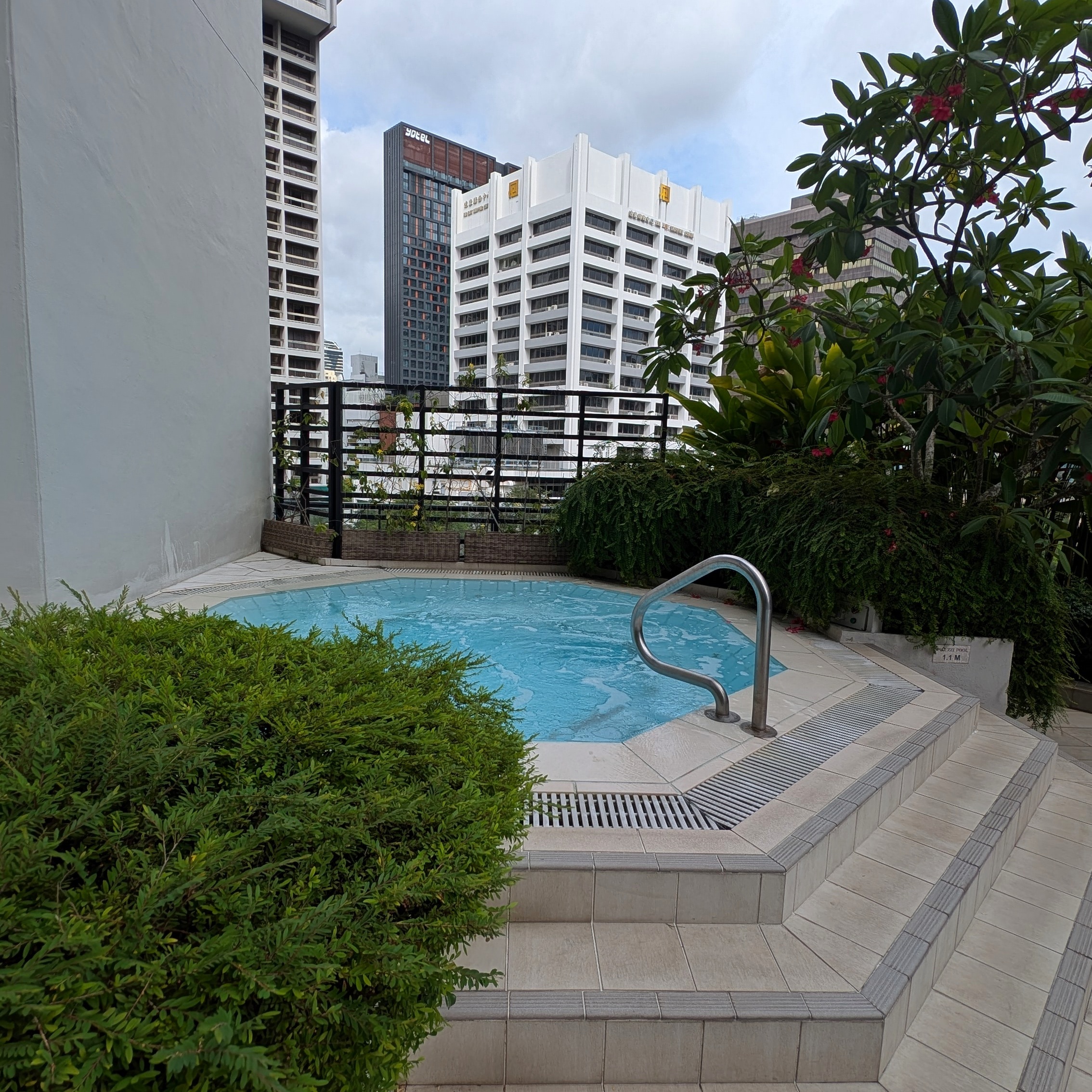 Four Seasons Hotel Singapore Jacuzzi