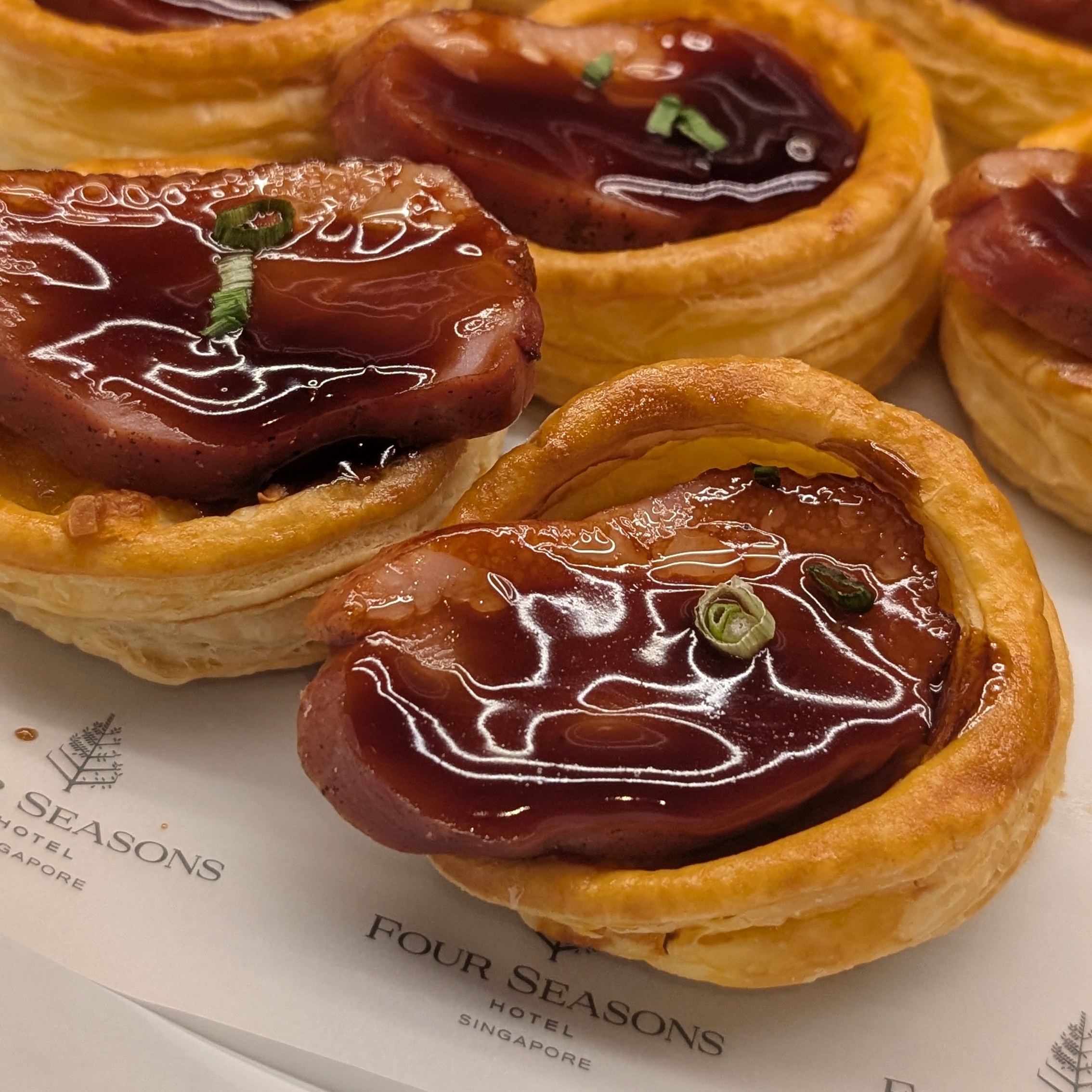 Four Seasons Hotel Singapore Executive Lounge Evening Cocktails Smoked Duck Pizza Bites