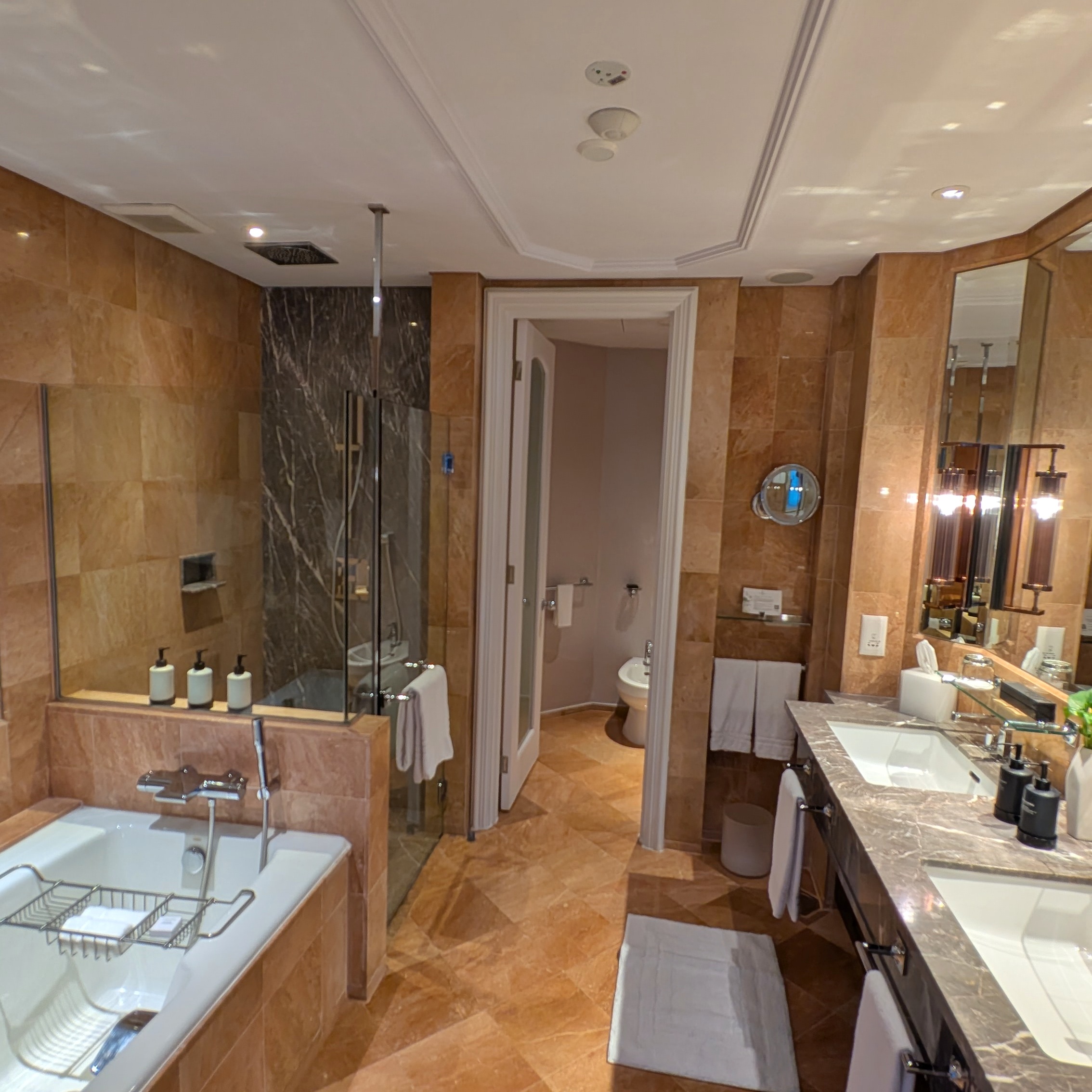 Four Seasons Hotel Singapore Club Room Bathroom