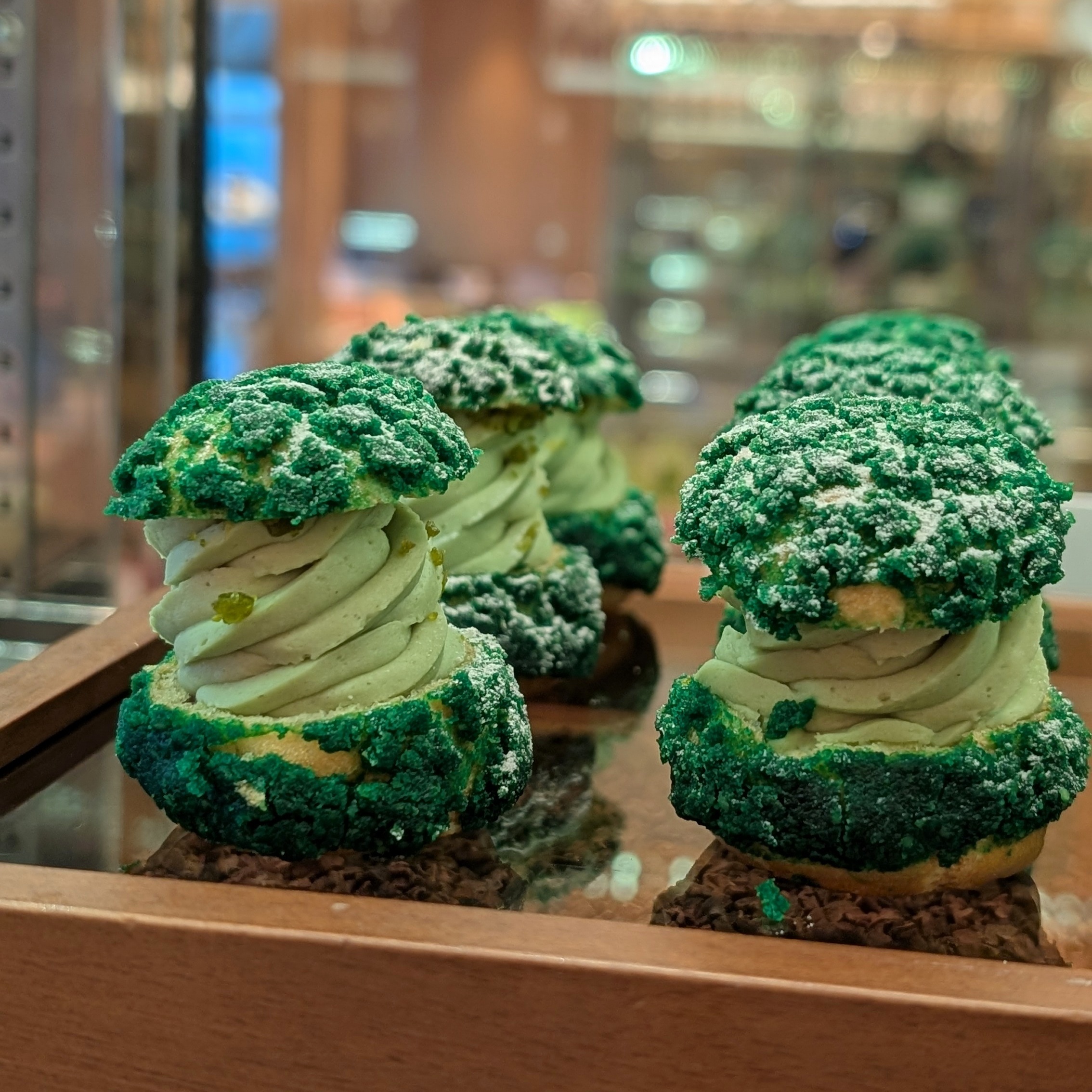 The Ritz-Carlton Millenia Singapore The Ritz-Carlton Club Lounge Evening Cocktails Pistachio Berry Choux