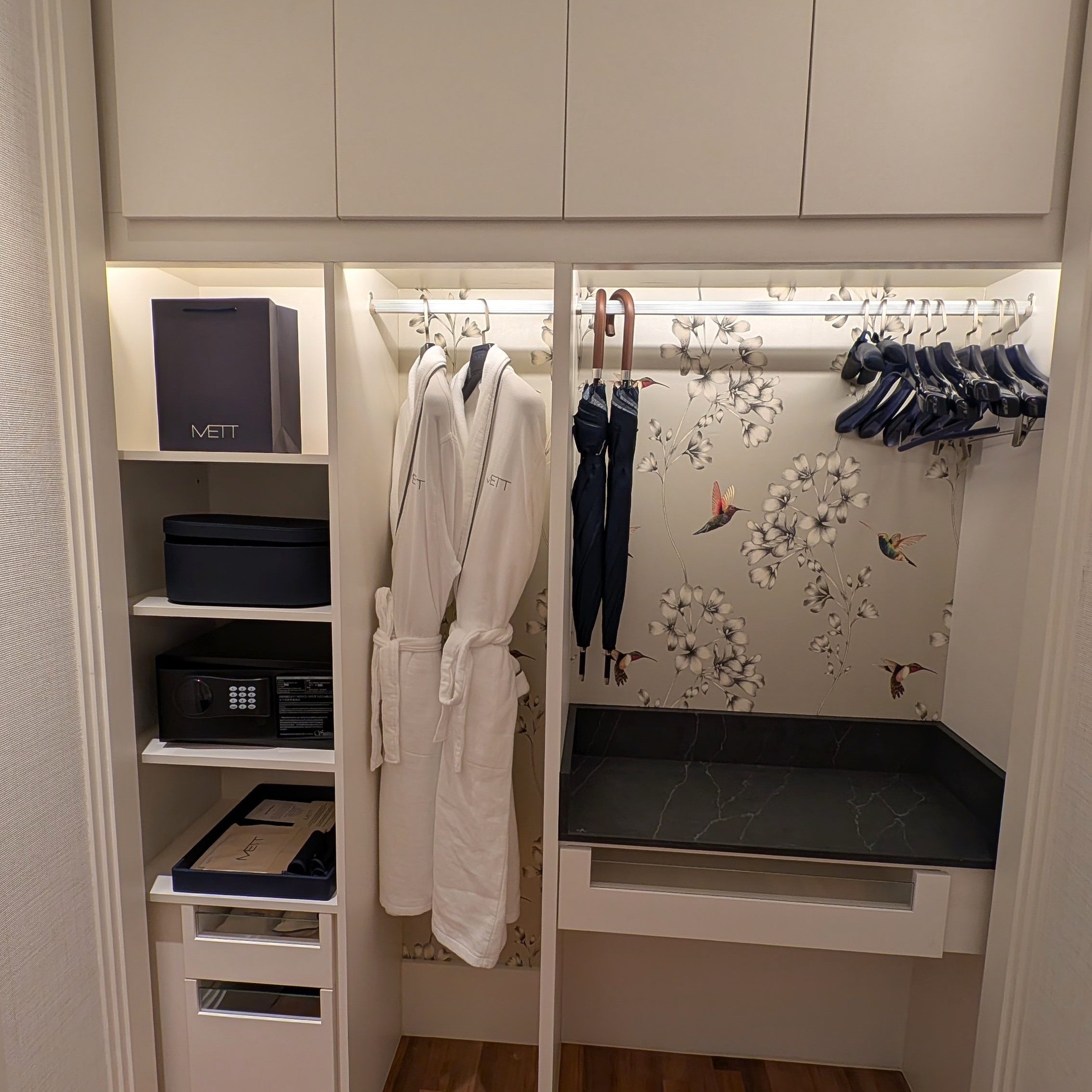 METT Singapore Park View Suite Living Room Closet