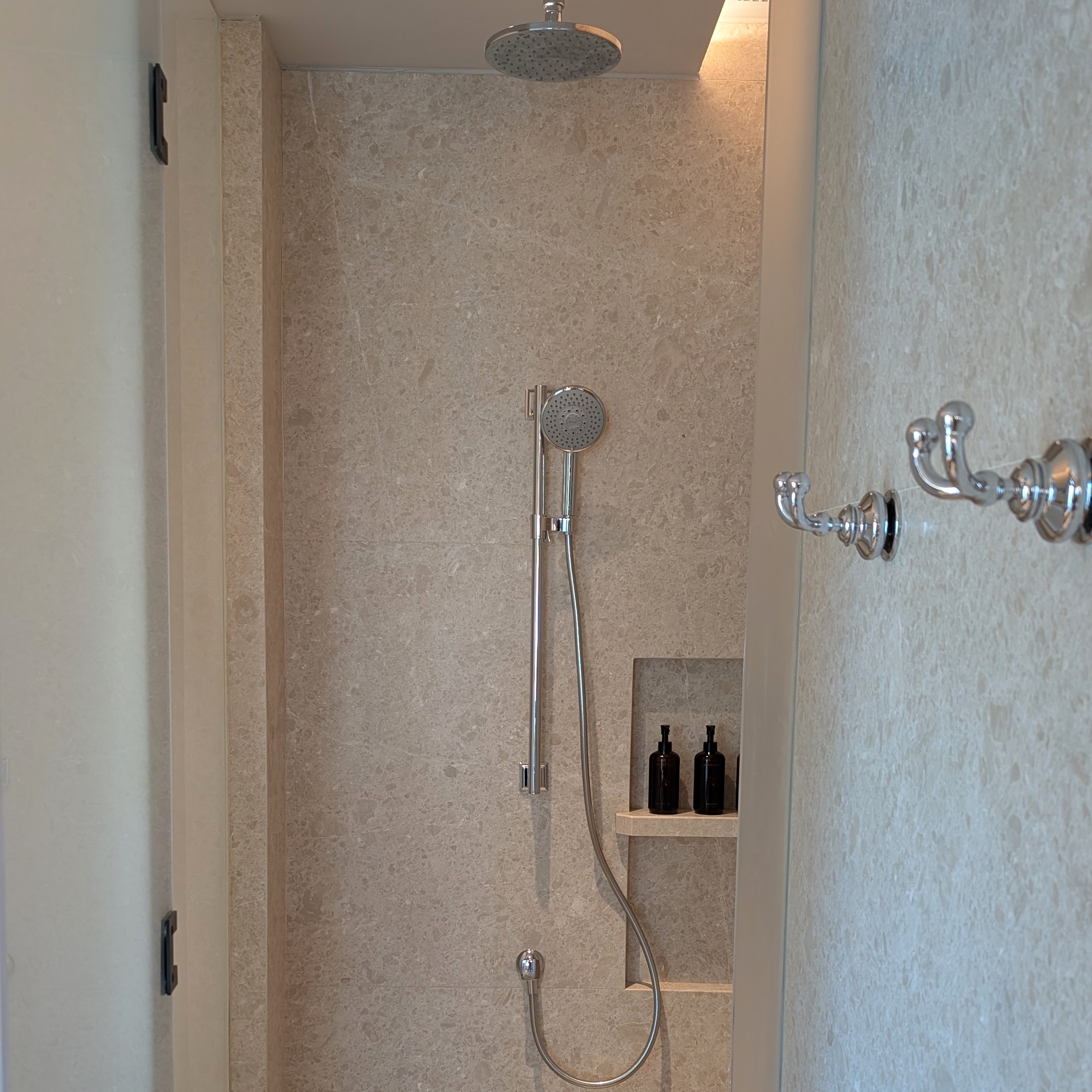 Dusit Thani Bangkok Club Corner Bathroom