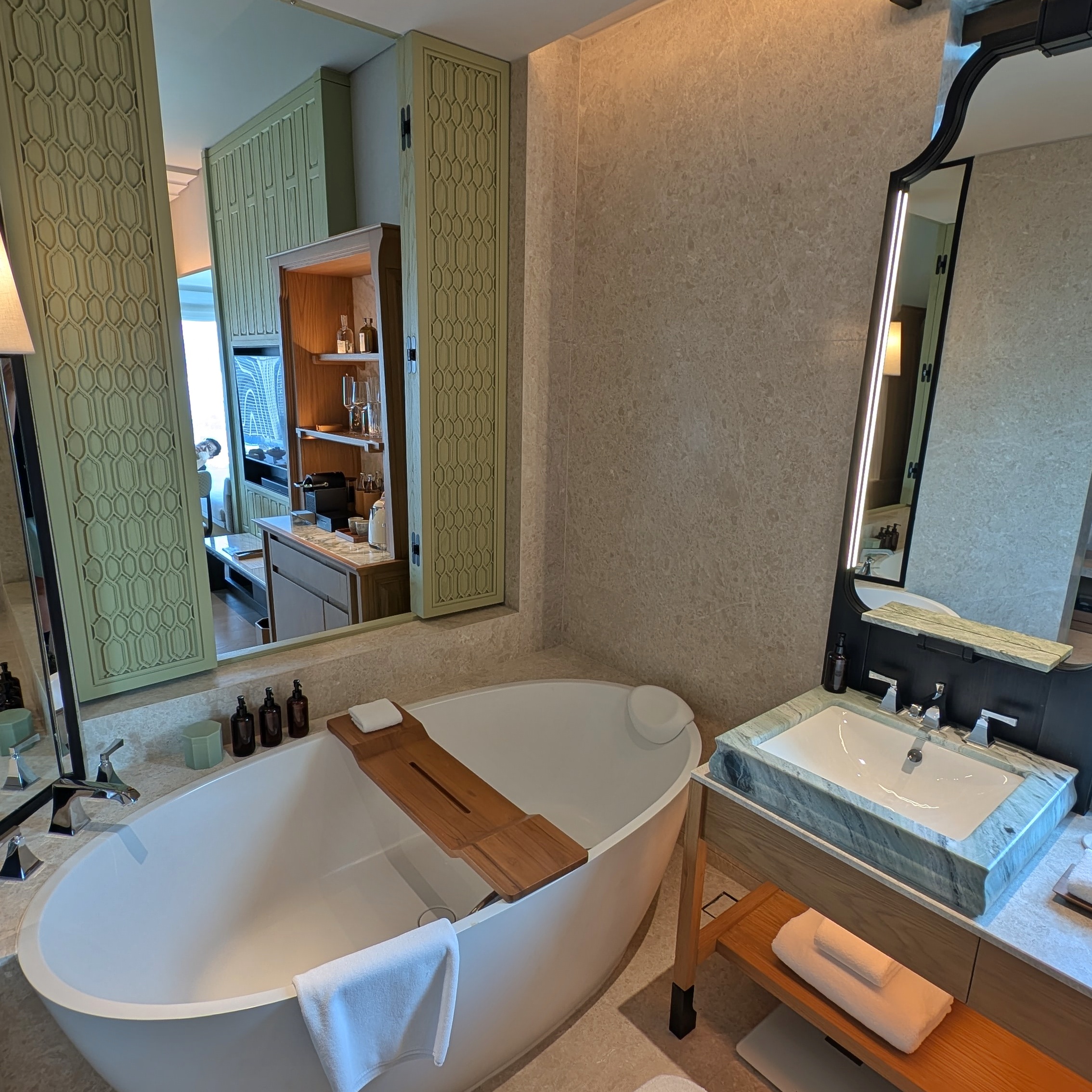 Dusit Thani Bangkok Club Corner Bathroom