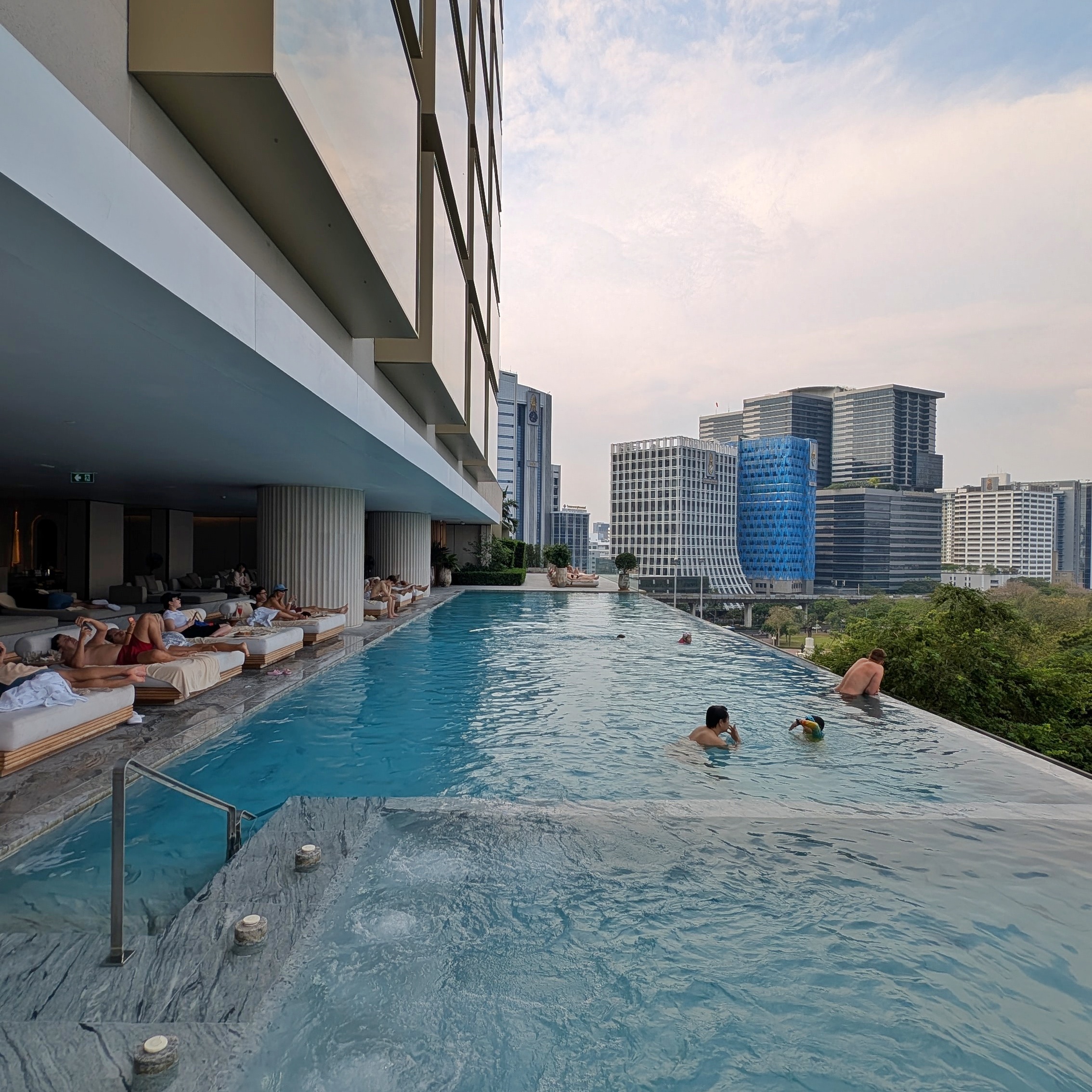 Dusit Thani Bangkok Swimming Pool