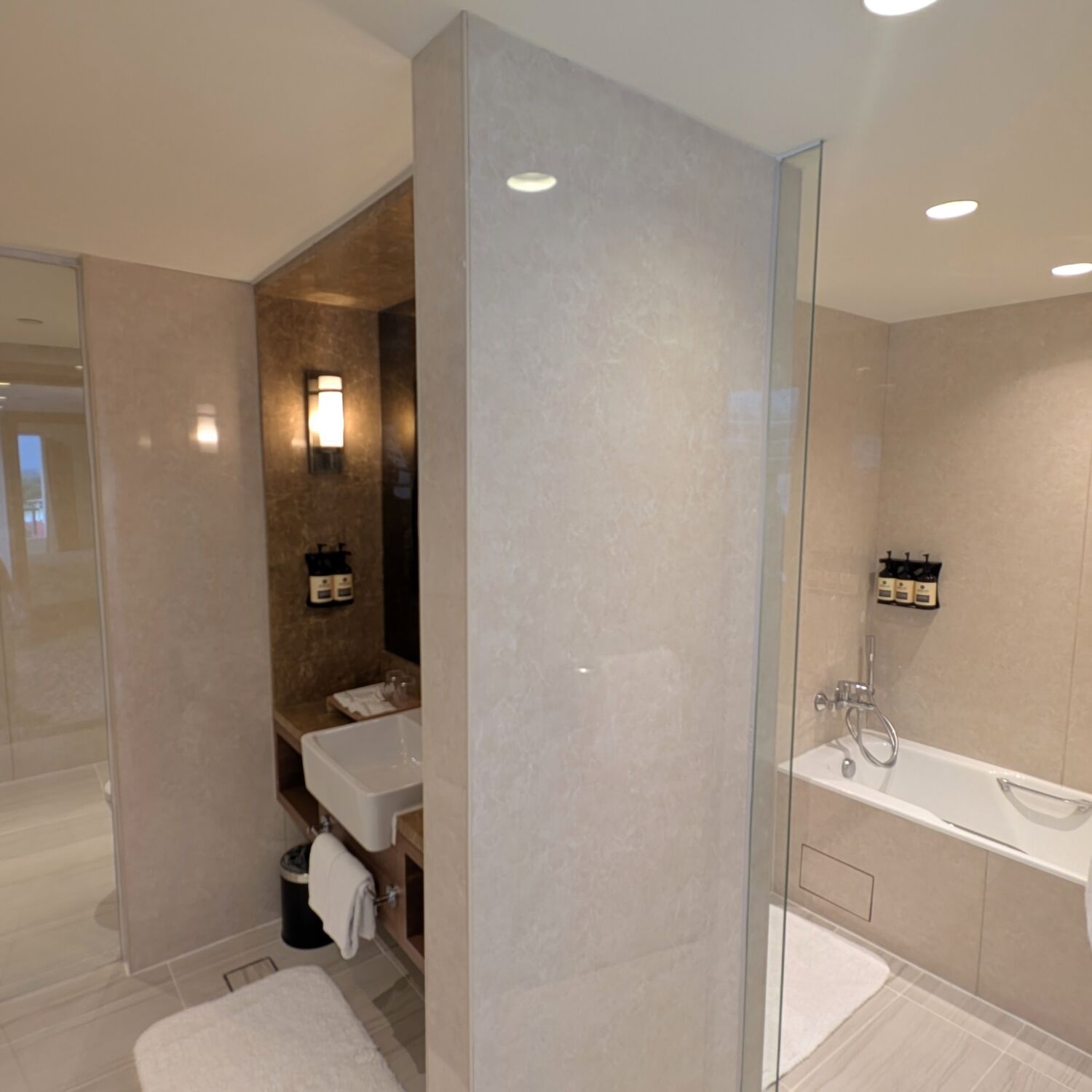Orchard Rendezvous Hotel Singapore Suite Room Bathroom
