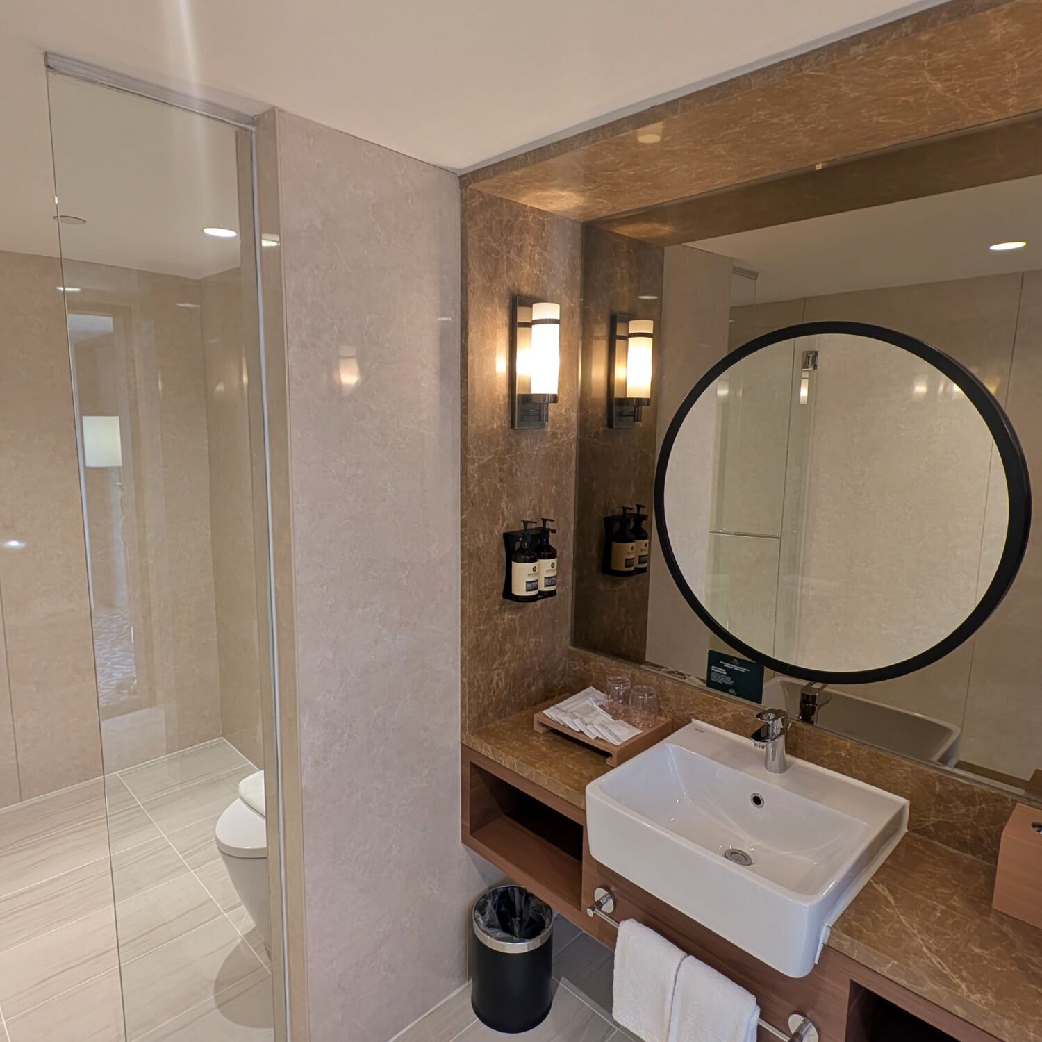 Orchard Rendezvous Hotel Singapore Suite Room Bathroom