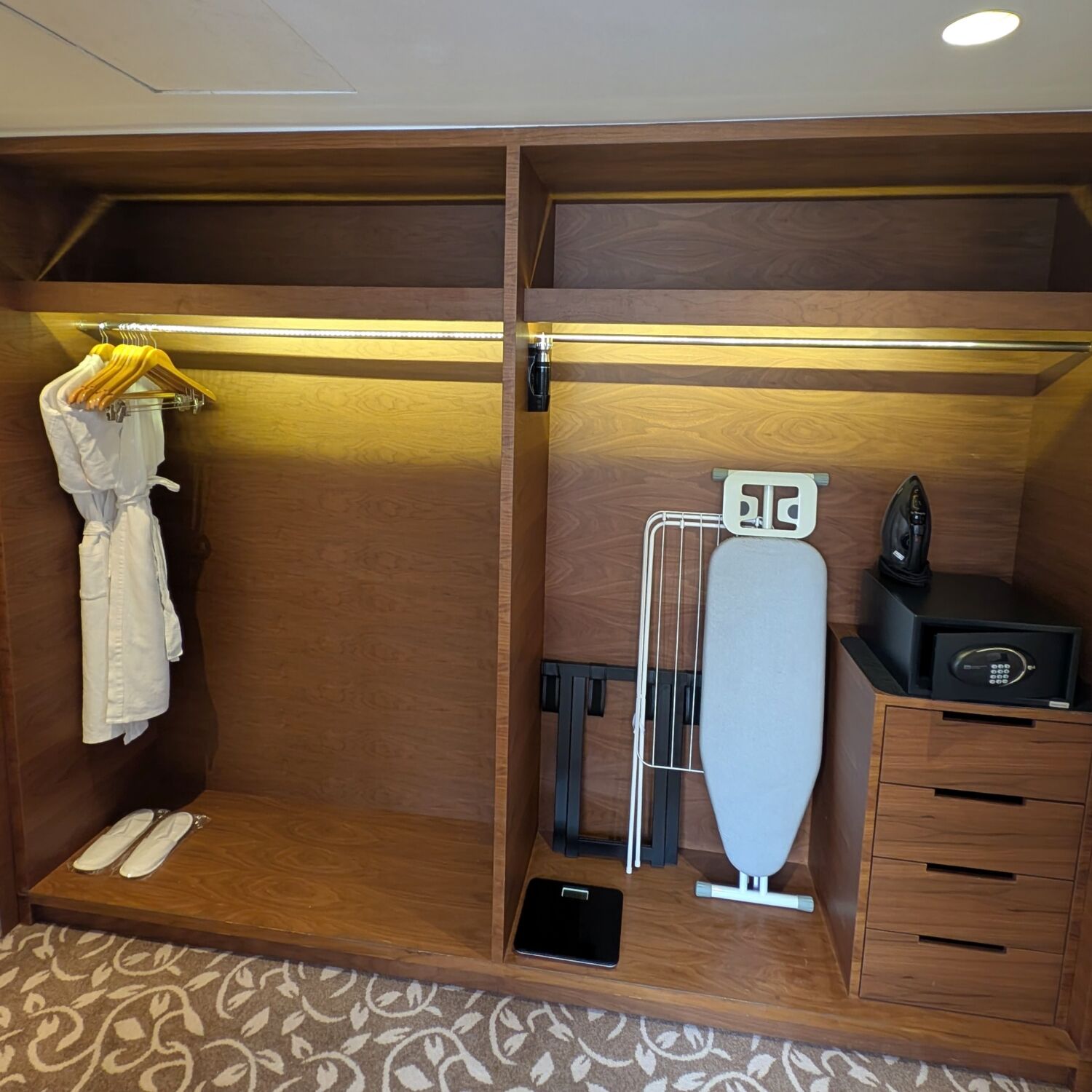 Orchard Rendezvous Hotel Singapore Suite Room Wardrobe
