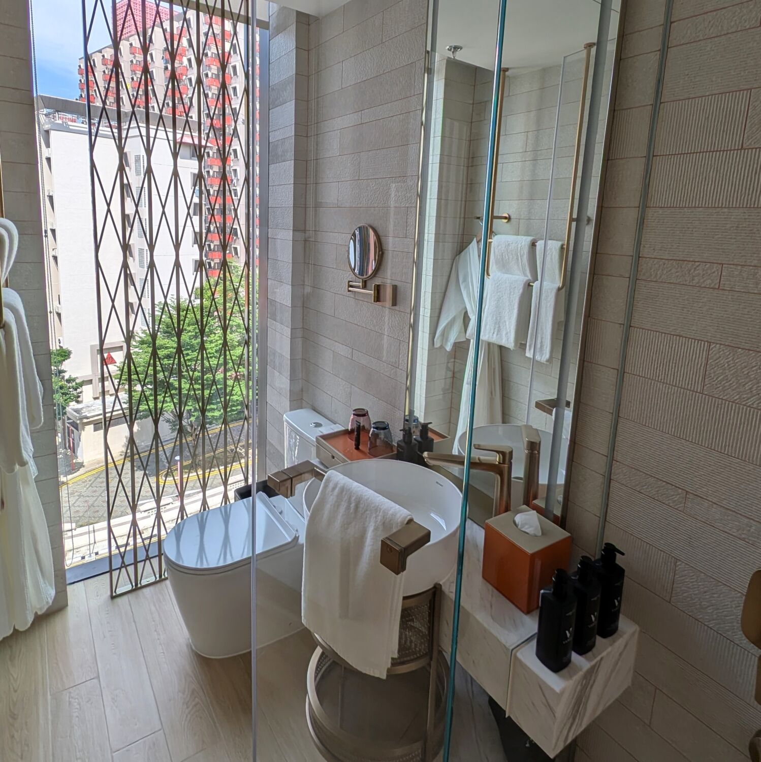 Varel Singapore Deluxe King Larger Guest Room Bathroom