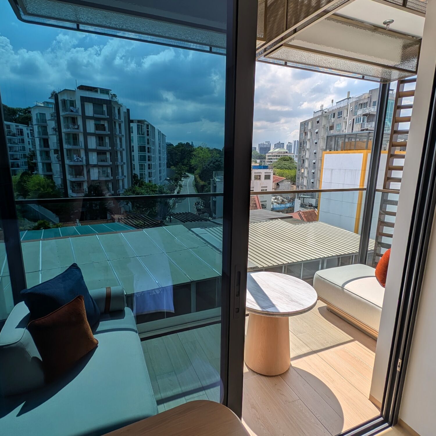 Varel Singapore Deluxe King Larger Guest Room Balcony