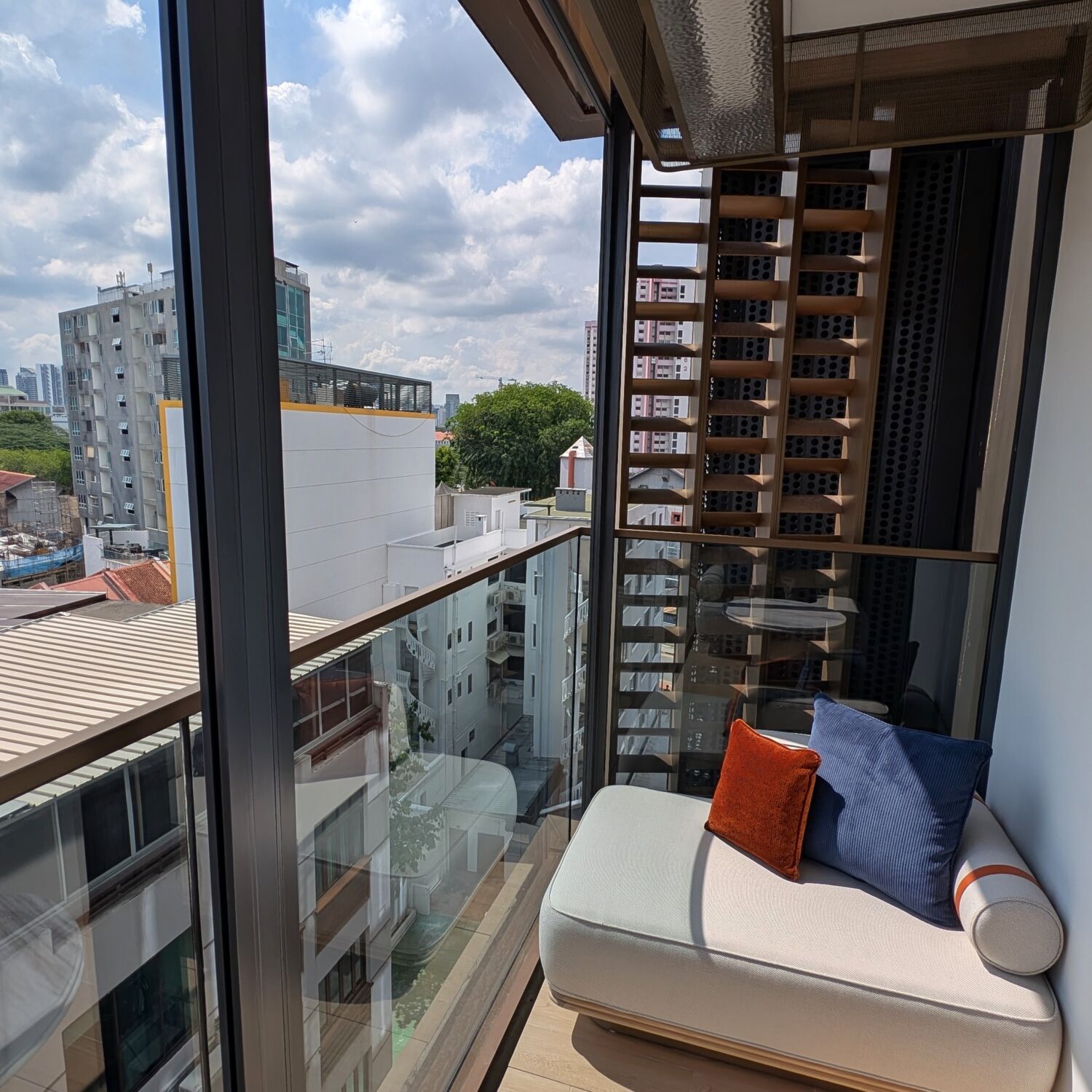 Varel Singapore Deluxe King Larger Guest Room
