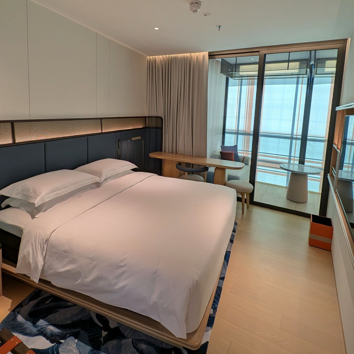 Varel Singapore Deluxe King Larger Guest Room