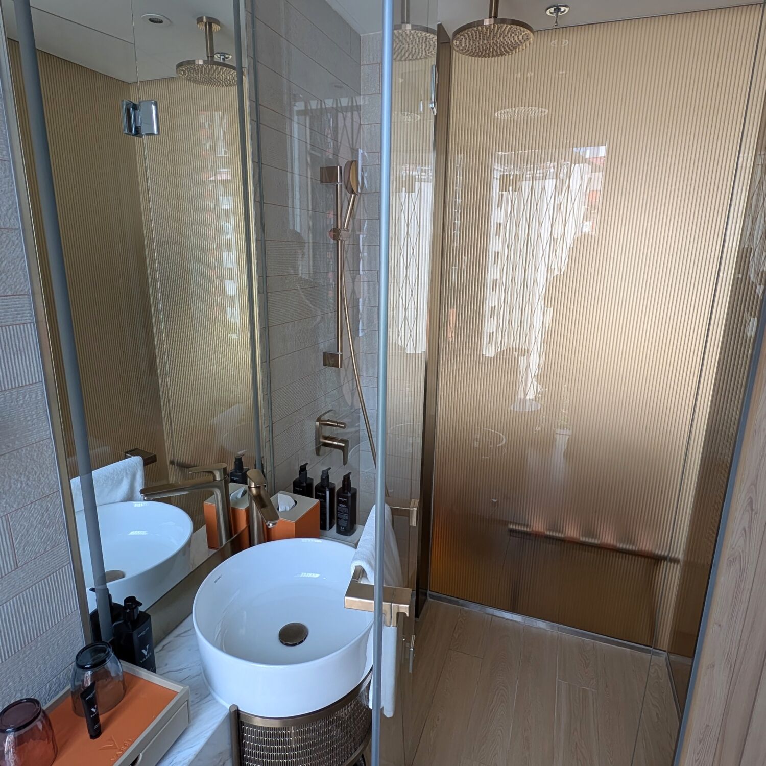 Varel Singapore Deluxe King Larger Guest Room Bathroom